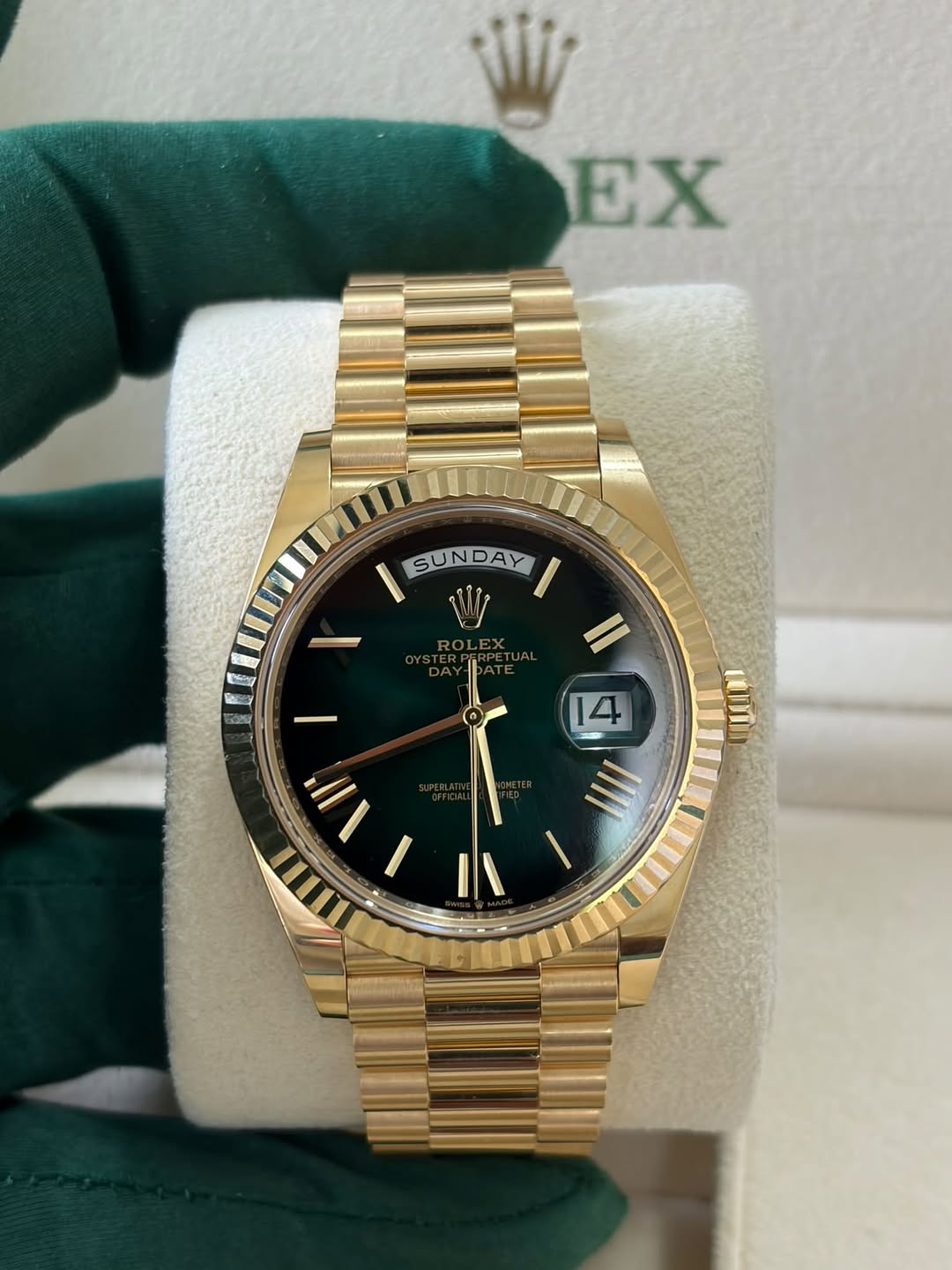 May be an image of wrist watch and text that says 'EX SUNDAY SUNDAY P Pee 22래 Il 4 LDI ۱۱۱ 三'