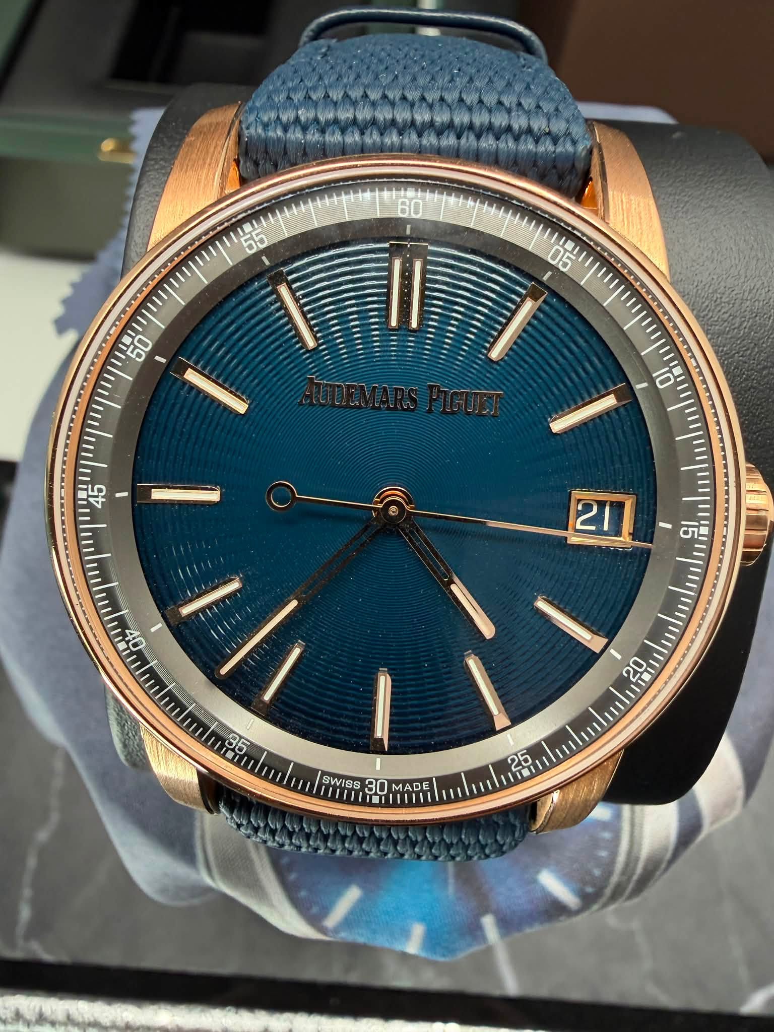 May be an image of wrist watch and text that says '0h 25 期1 ןיייןיייויין ie .ត 21 ١ 居 20 SWISS 30 MADE 25 主'