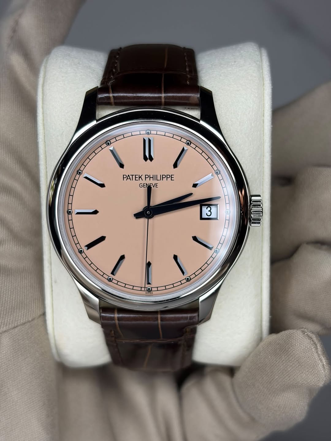 May be an image of wrist watch and text that says '1 PATEK PATEKPHILIPPE PHILIPPE GENEVE 3 แ00'