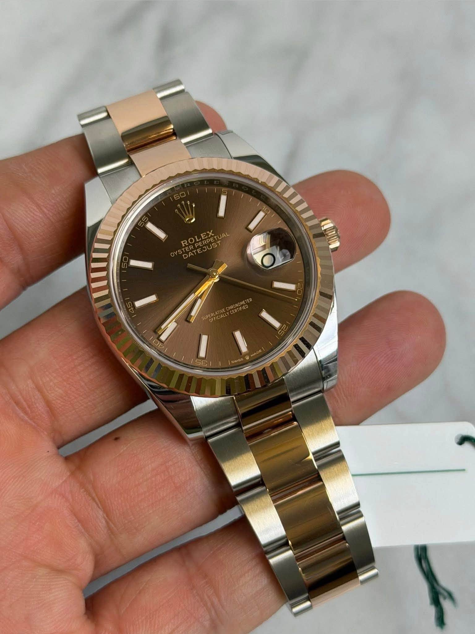 May be an image of wrist watch and text that says 'ROLAPETUAL IIII 10V DE S S0 SE'