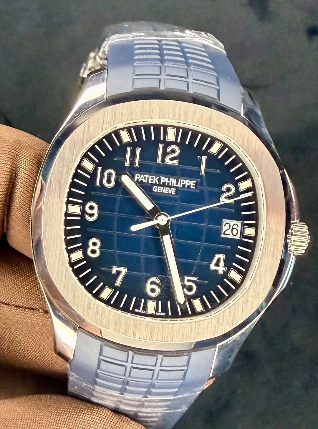 May be an image of wrist watch and text that says 'II 12 10 12 I PATEK PATEKPHILIPPE GENEVE PHILIPPE 26 26 8 ף aWSS MADE'