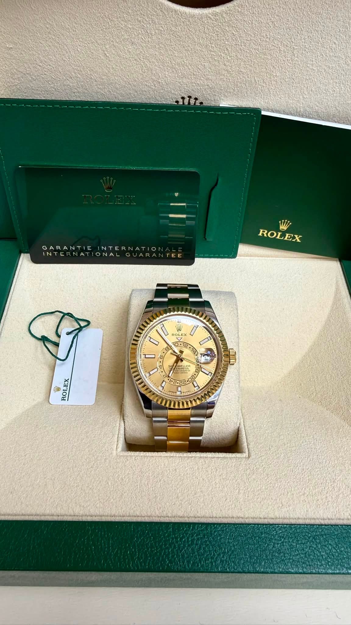 May be an image of wrist watch and text that says '.117. ROLEX มี 0 0 HOL V 2 0R1 5. C 3 नय i 1a) A m ROLEX 1 a0'