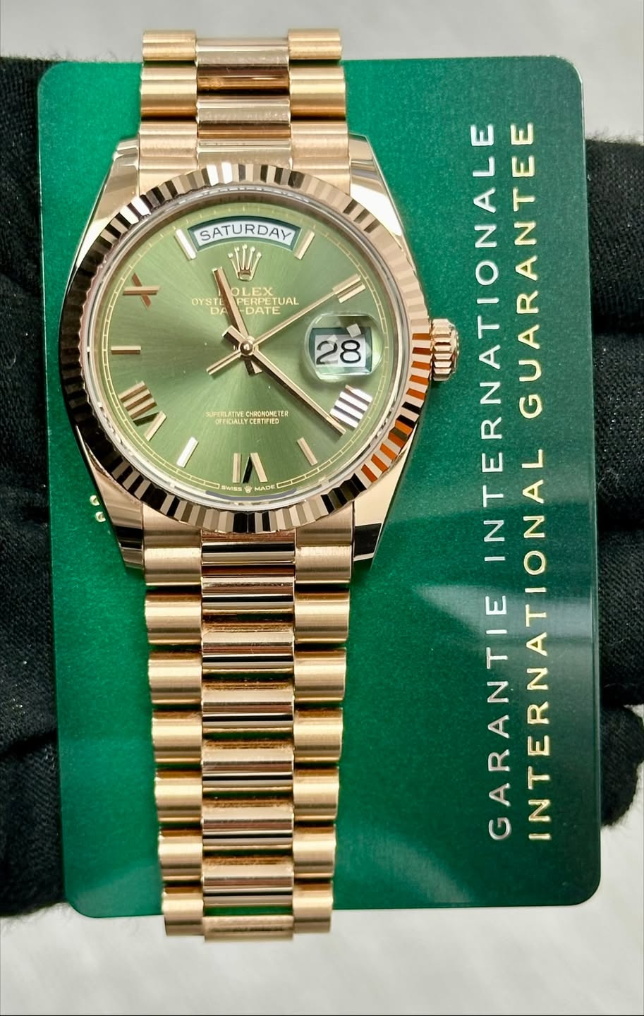May be an image of wrist watch and text that says 'SATURDAY X LEX OYSTE PERPETUAL ETUAL DA DATE UFERLATIVE AGAIYCERIZER CHRONONETER ١ 12 WISs AD MADE 28 8 NTERNATIONALE ERNATIONTE…