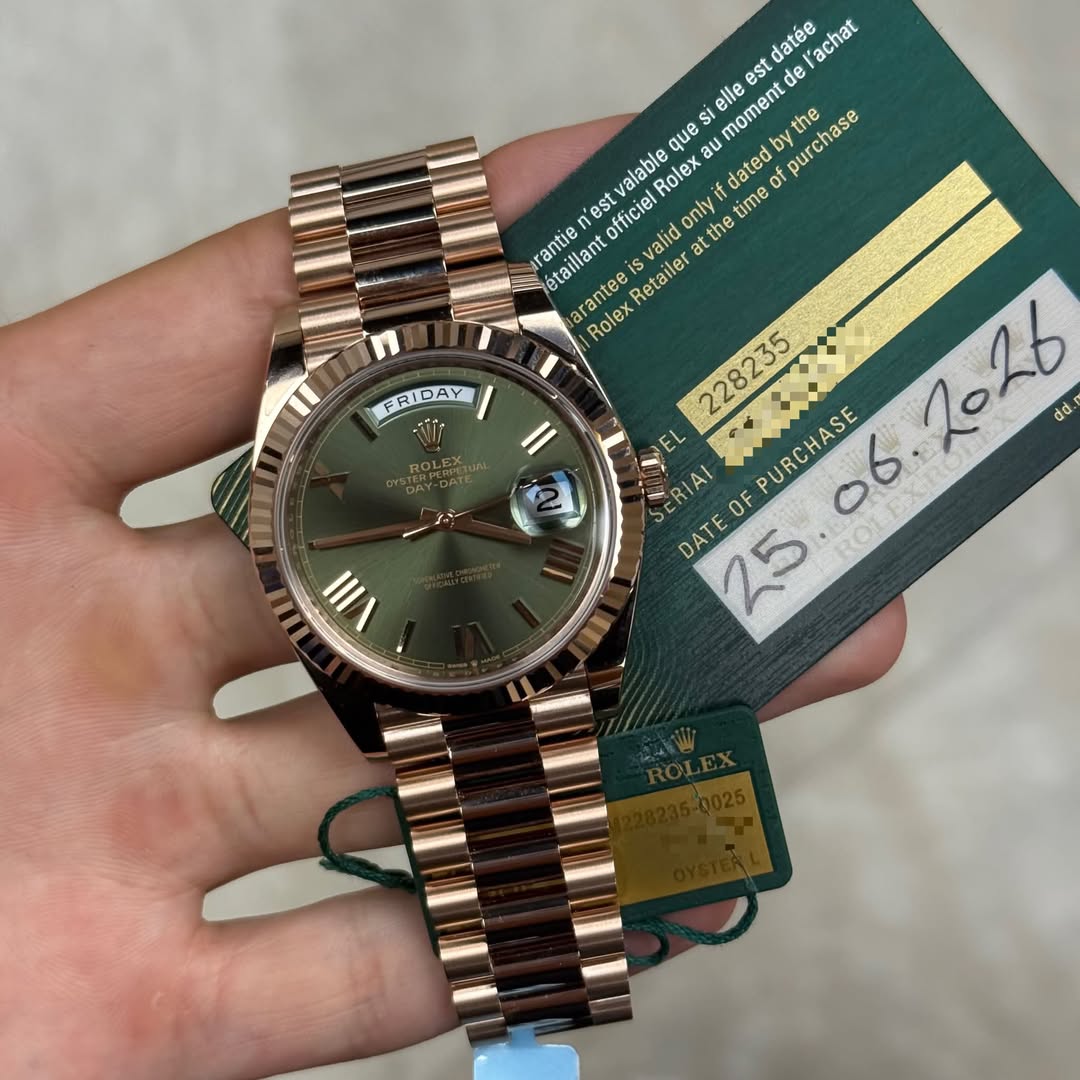 May be an image of wrist watch and text that says 'datée l'achat est moment de elle que valable Rolex au datedb purchase the est officiel valid only the time rantie détaillant…