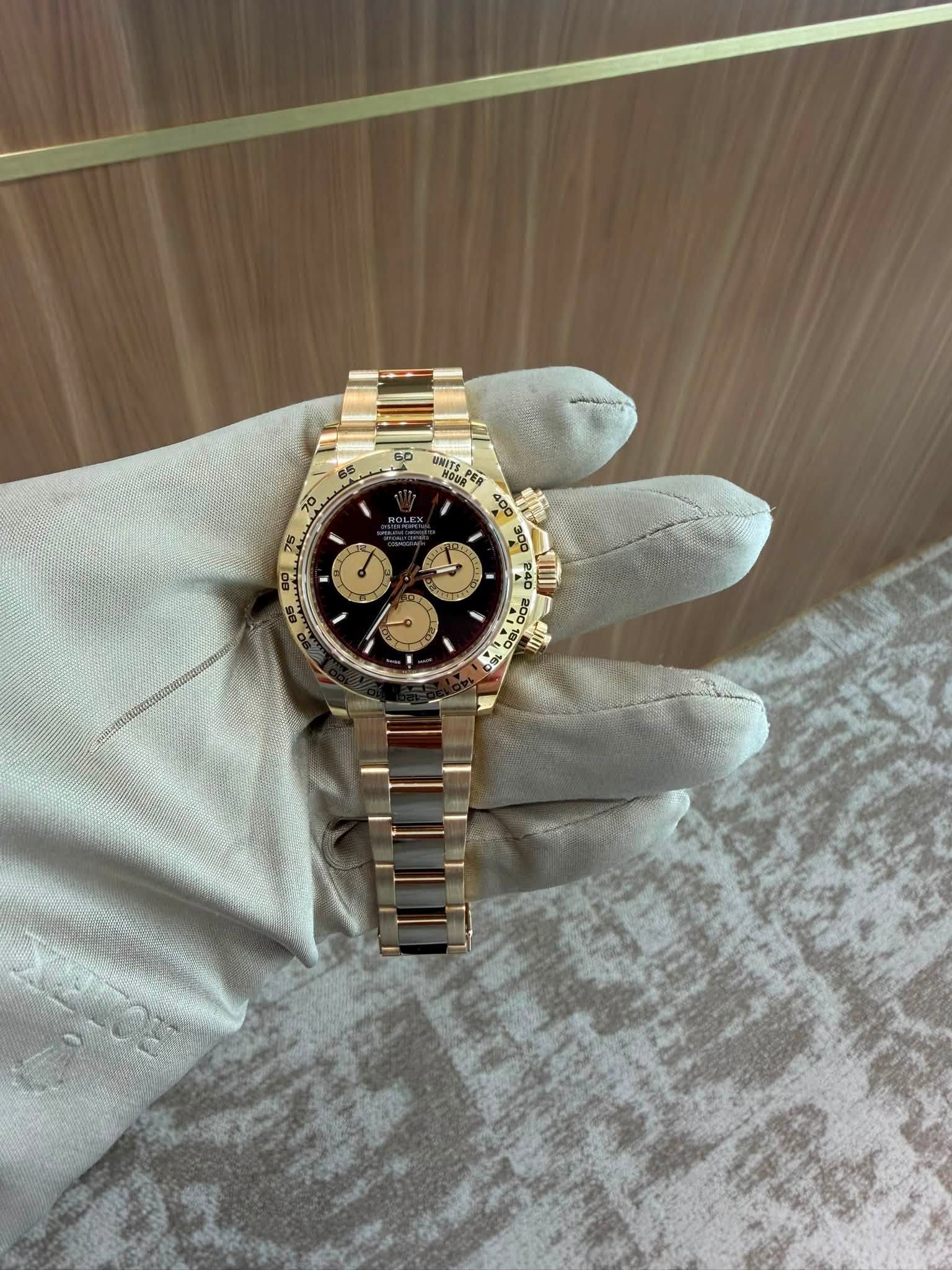 May be an image of wrist watch and text that says '65 70 6O MWITS NO日 PE書 A UUI 200 C'