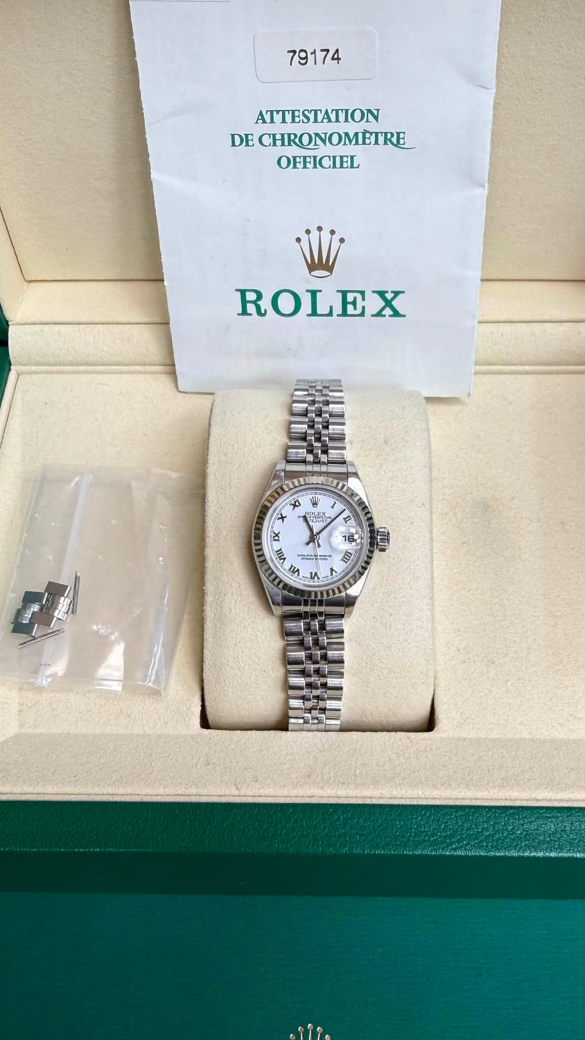 May be an image of wrist watch and text that says '79174 ATTESTATION DE CHRONOMETRE OFFICIEL ROLEX م 4 R పಸ್ & 16 m mA 오후 - I TV in 1 I ቶ ۸ t N មយេ'