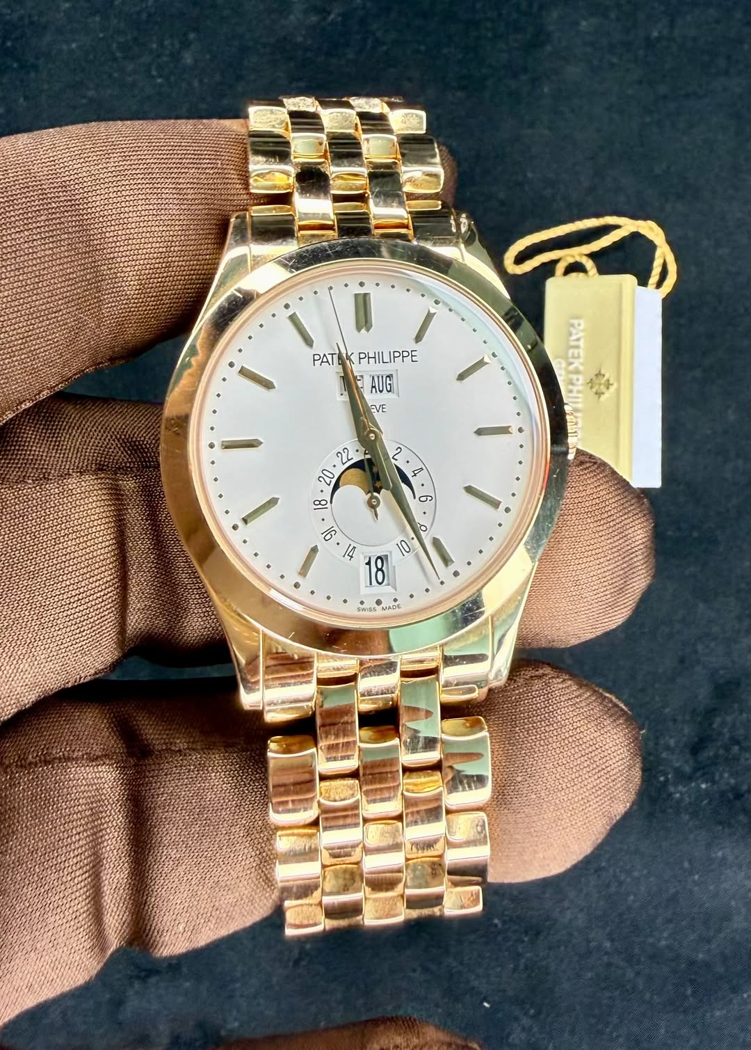 May be an image of wrist watch and text that says 'จ๋ PAT PHILIPPE AUG AVE I PATEKPHTbl PATEK S ဟာ 22 20 18 ক MaS MADE มวร on TUmE'
