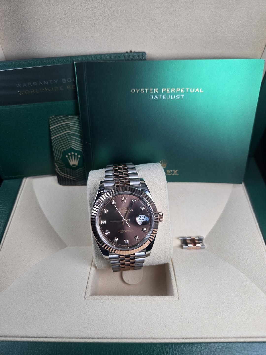 May be an image of wrist watch and text that says 'OYSTER PERPE PERPETUAL OYSTERPERPETUAL TUAL DATEJUST /၃ိ A ROLE [방역 ॐ E ف'