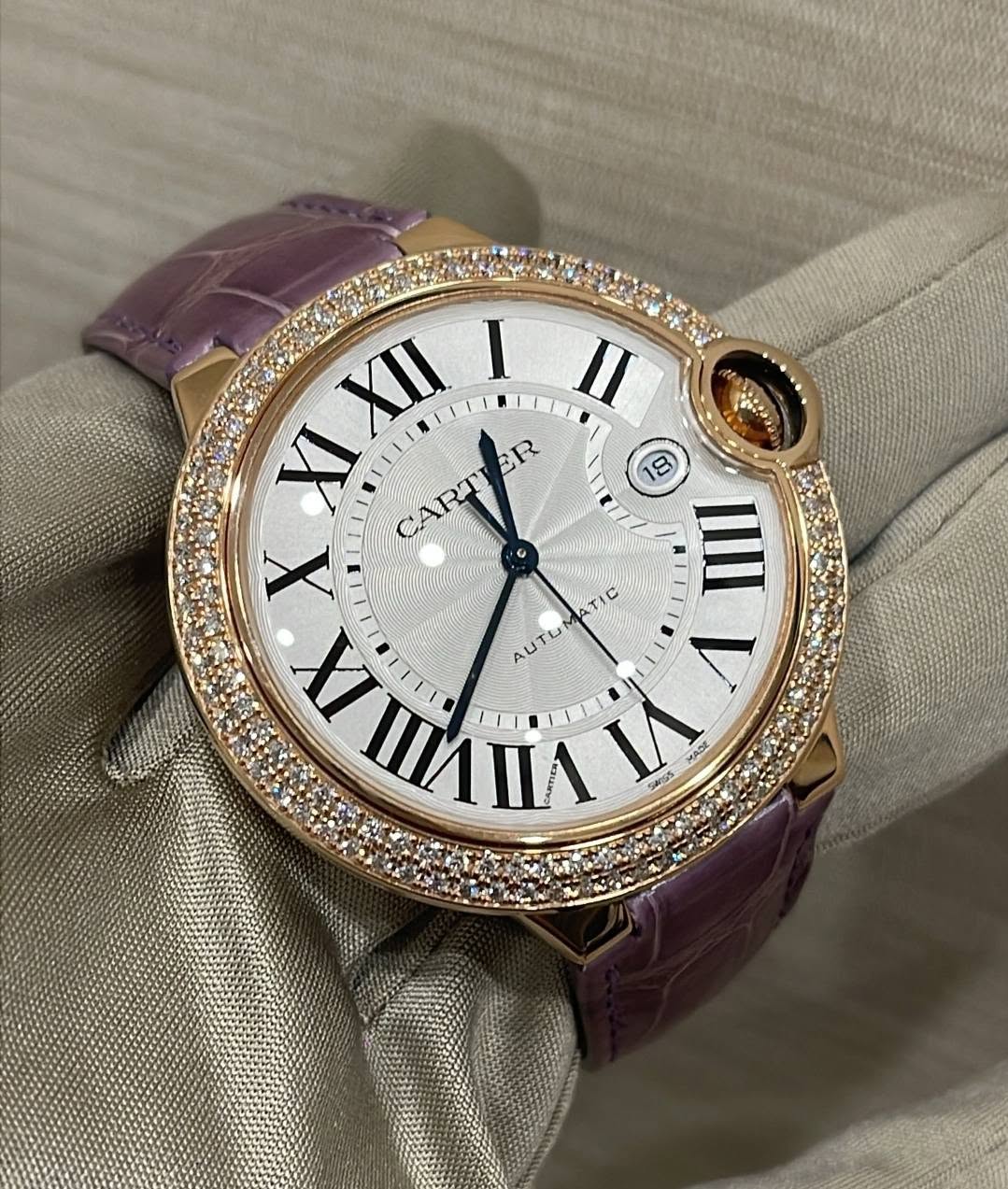 May be an image of wrist watch and text that says '0 XII I XI CARTIER CA CART ER X AT TIC C A നாம் I ケ ر M AUTUN L MADE SAnss'