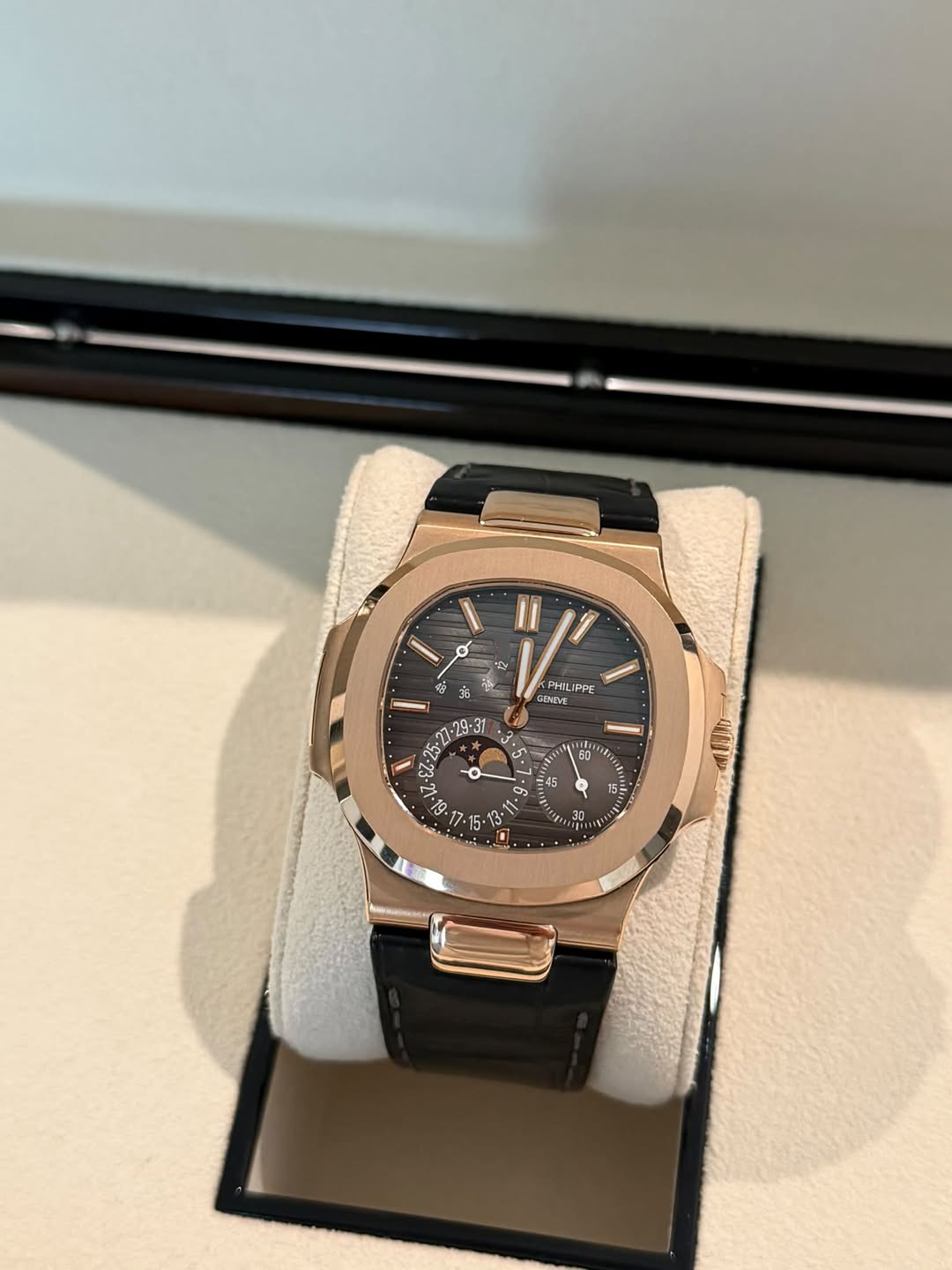 May be an image of wrist watch and text that says '١ ๘ A باي ق 愛 PHILIPP PPE GINEVE - :25 ο - 45 Bn 1 15三 ل 5-1 NOI EU'