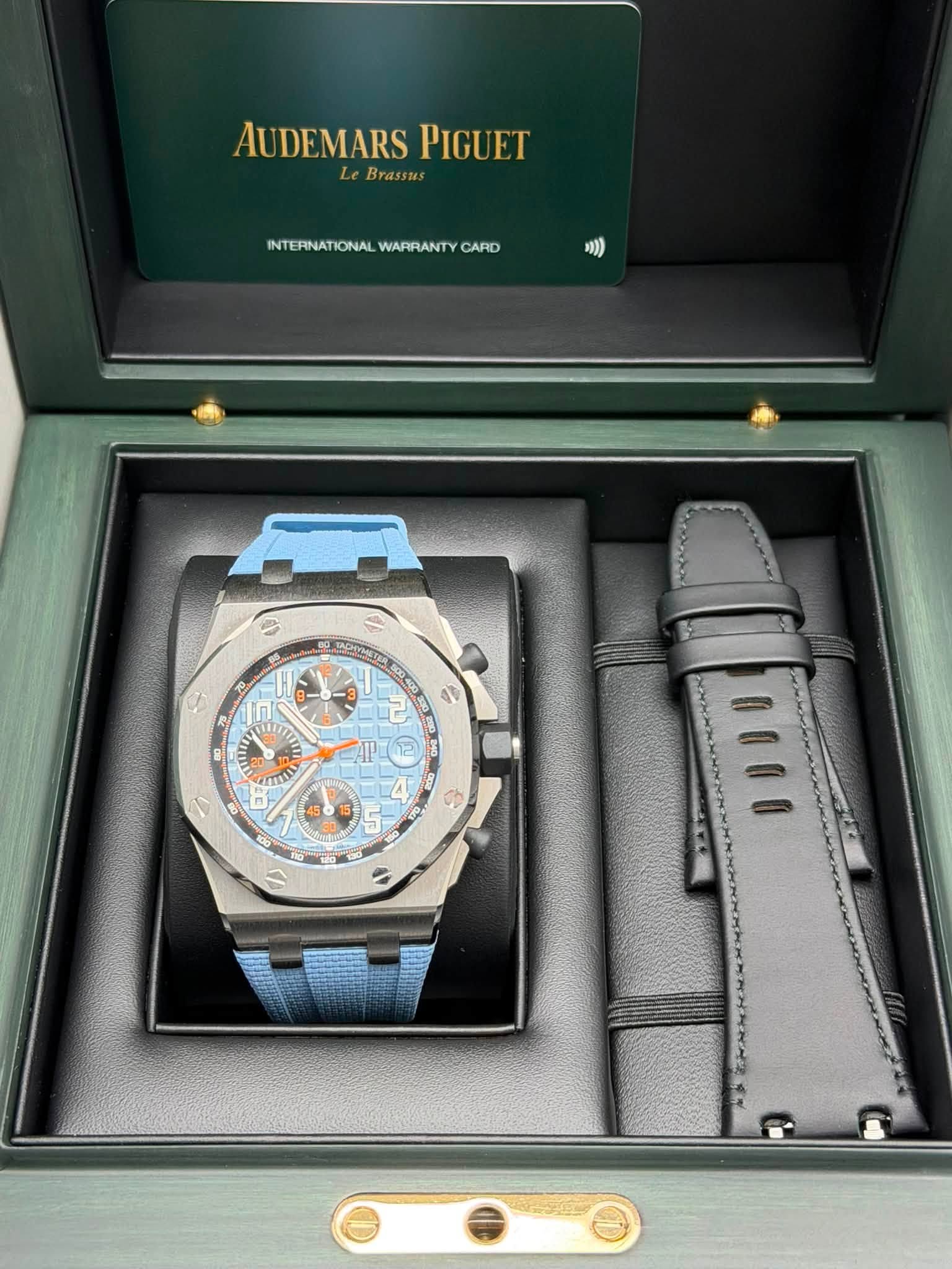May be an image of wrist watch and text that says 'AUDEMARSPIGUET Le Brassus AUDEMARS PIGUET INTERNATIONAL WARRANTY NTERNVATIONALWAPRANTYCAPD CARD 锛夛級 Ca 8- REA'