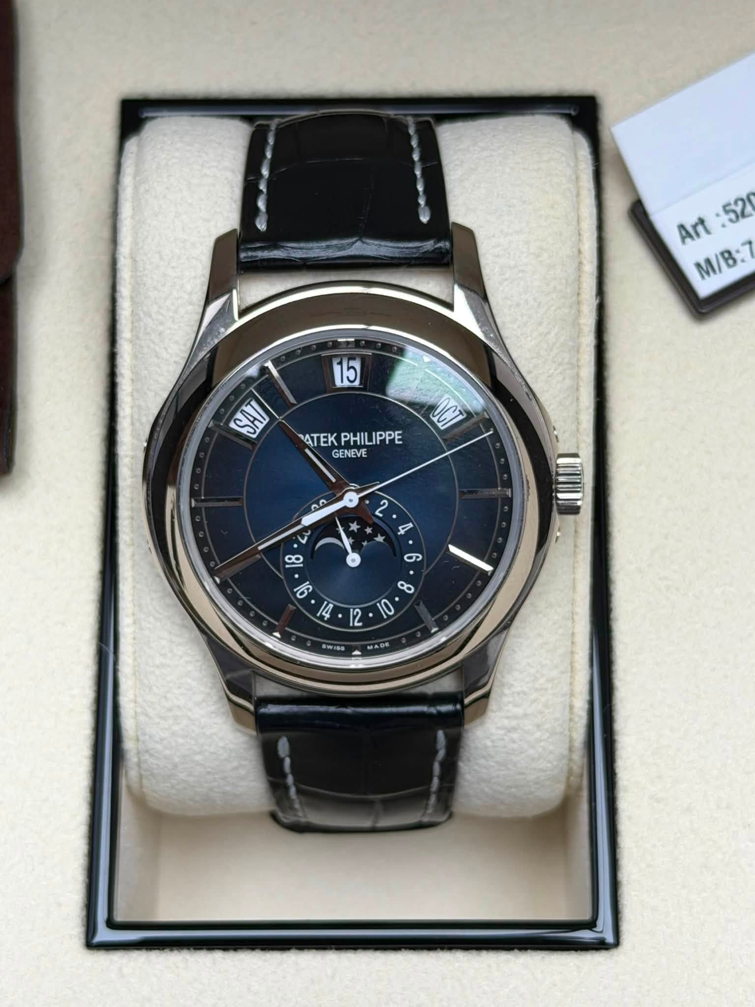 May be an image of wrist watch and text that says 'Art Art:520 :52 M/B:7 15 SAT OHI UI ATEKPHILIPPE PATEK PHILIPPE GENEVE .၈ ထ 0 2 K L 4 6 16 ထ 14 12 10 SWASS MADE'