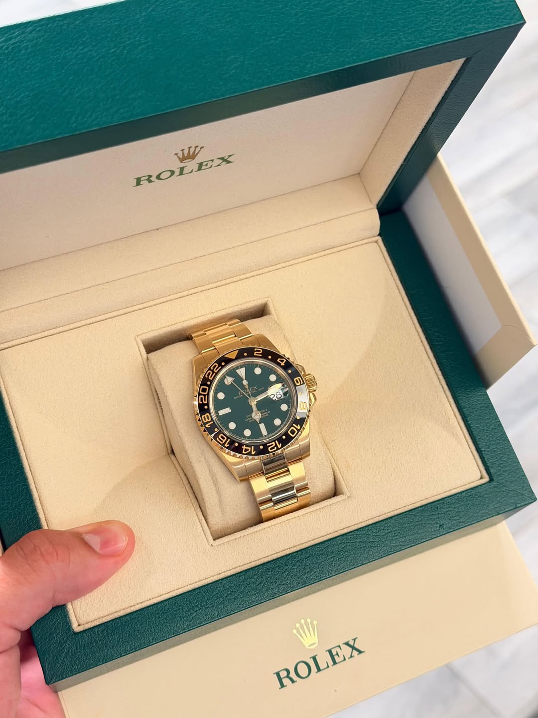 May be an image of wrist watch and text that says 'WIT ROLEX ROLEX LEX 2 22 A 6 1O 18 16 10 O በ 12 え ROLEX ROLEX W'