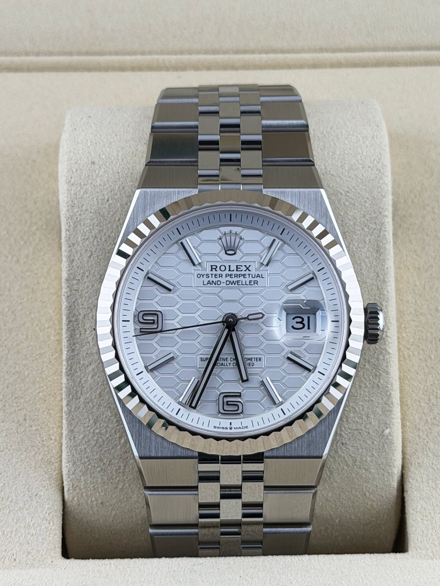 May be an image of wrist watch and text that says 'ROLEX OYS PERPET LAND-DWELLER PERPETUAL UAL LAND- LAND-DWELLER DWELLER - 9 31 SUP 자은 CALLYE CIALLYC 。門 METER วก G MApE'