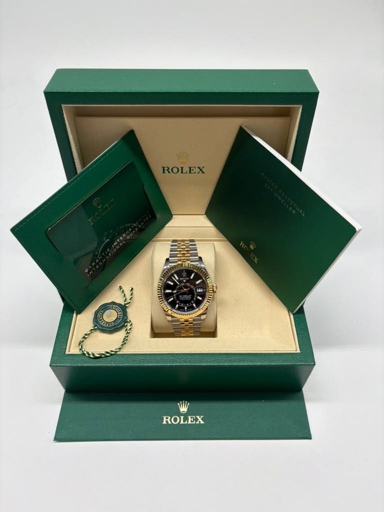 May be an image of wrist watch and text that says 'ROLEX NI WI Y ่ม ROLEX'