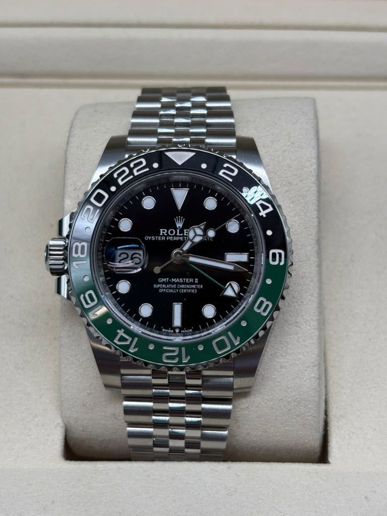 May be an image of wrist watch and text that says ' ROLE ROL YSTERP YSTERPERPET ET ata GMT GMT- -MASTERII ത '