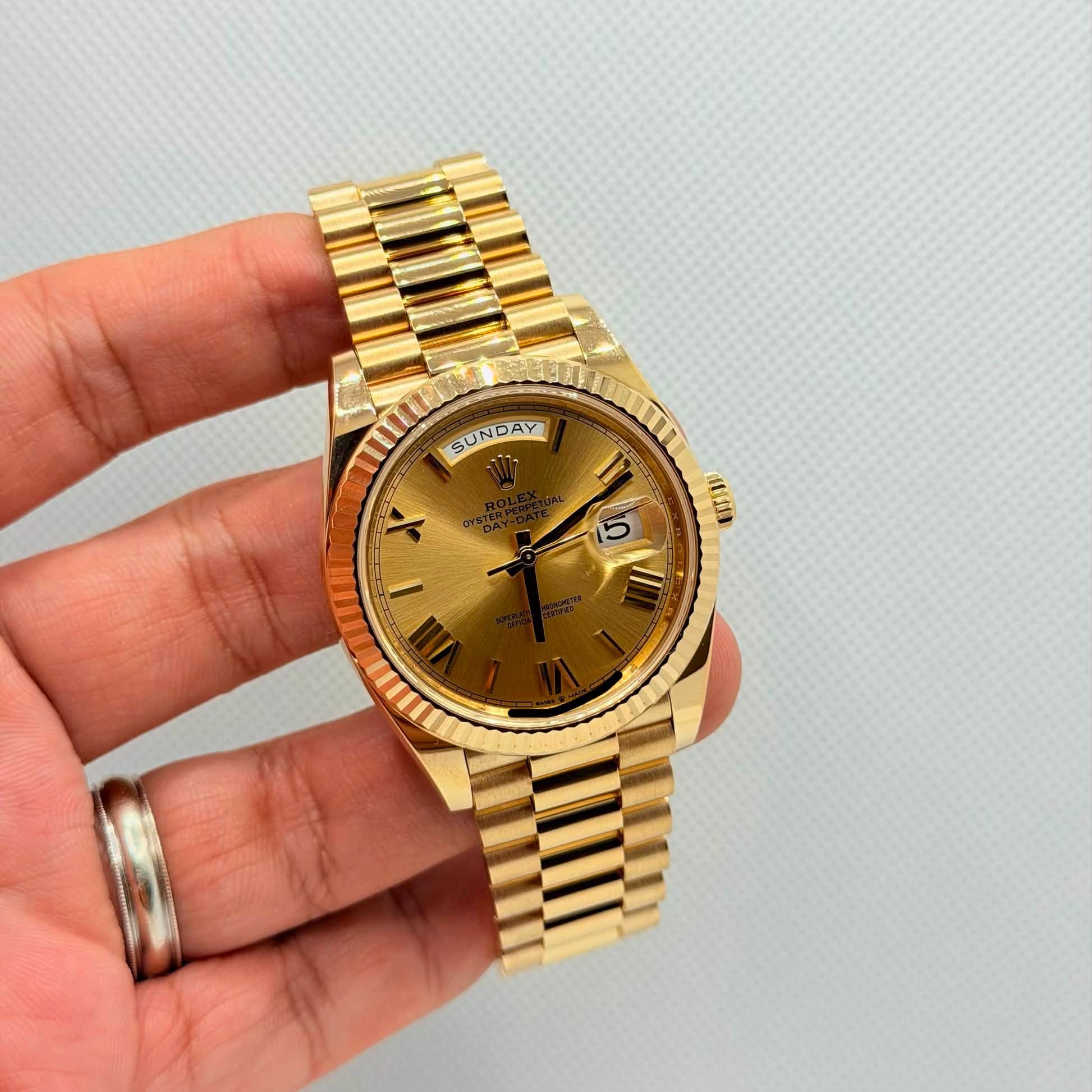 May be an image of wrist watch and text that says 'SUN SUNDAY SUNDAY Y DA ١/٢ 价意 s'