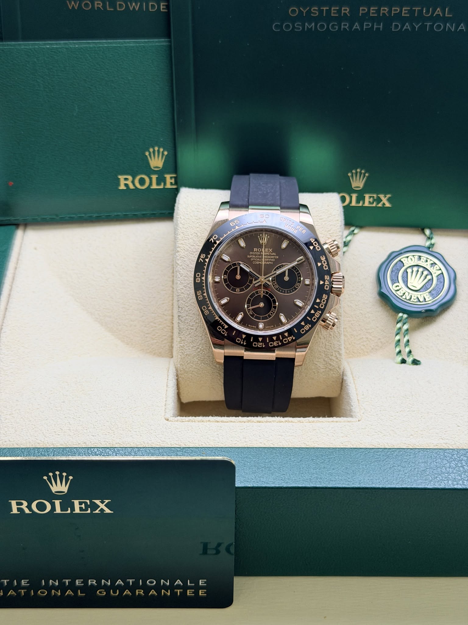 May be an image of wrist watch and text that says 'ROLE SS OLEX 70 金 3 PER O8 WIII O0Z 18L S OSL a 0 Ô 0 W GIEVE ROLEX TIE INTERNATIONALE TIONALGUARANTE'