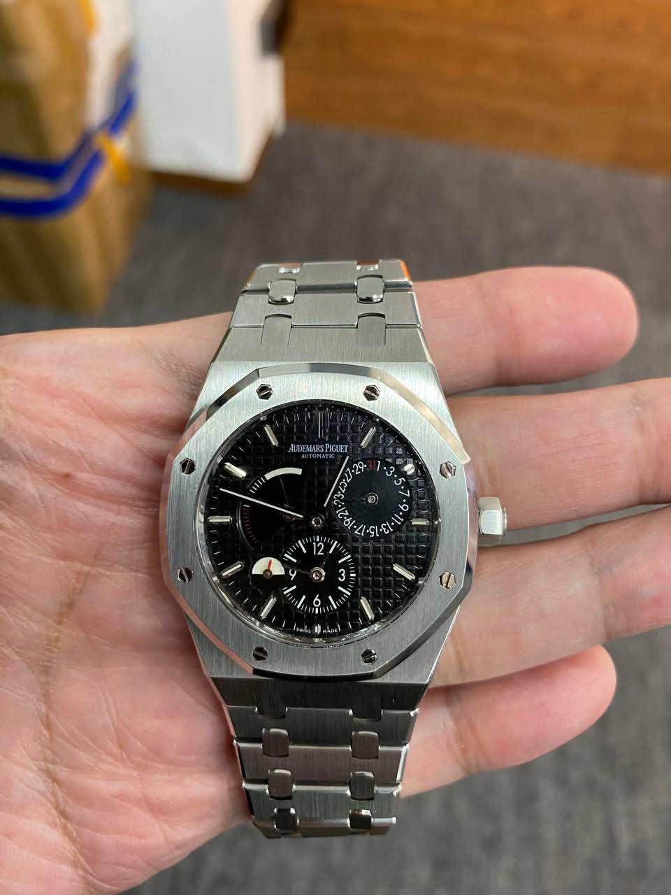 May be an image of wrist watch and text that says 'DEMARS ARS EMARSPIGUE PIGUET ء 504.١2 一 12/ y 3= ご'