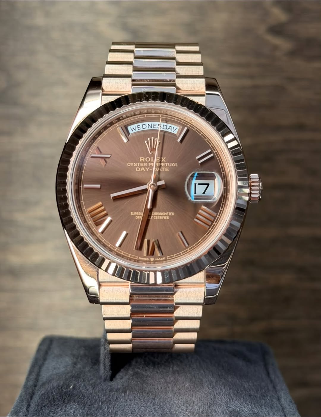 May be an image of wrist watch and text that says 'WEDNESDAY SDAY V ROLEX X ROL OYSTER PURPETUAL PE ETUAL DAY TE TE Il X I III SUPERL OFF CHRONGMETER TER CERTIFIED ตน้ง์ III ACE…