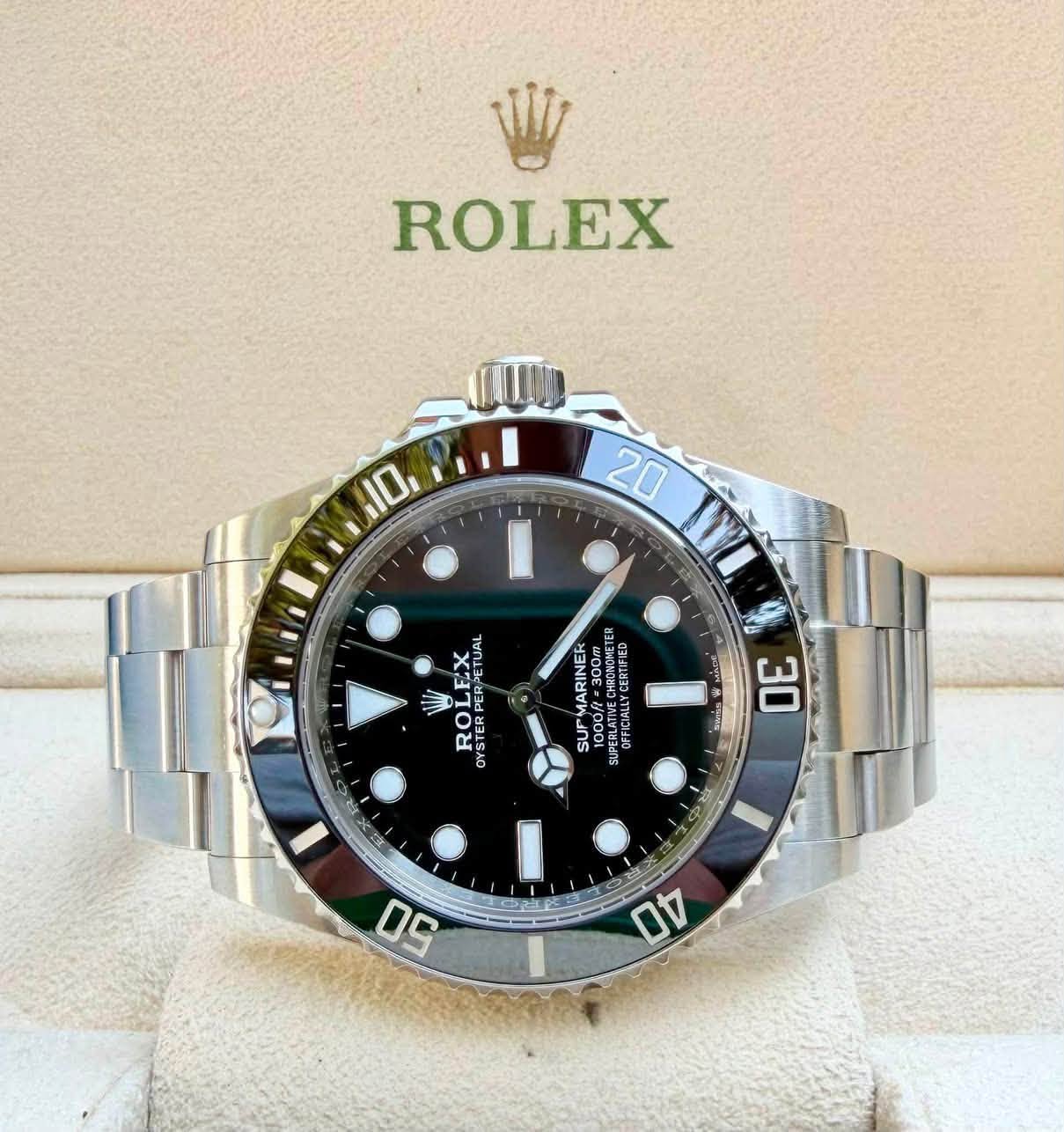 May be an image of wrist watch and text that says 'ROLEX 110 20 NYZ TUAL W OLEX RO OE OYSTER STERPERPET OYST SUrMARINER PERLATIVE PERLATNELY MORROMET EETIFIED LLYCERTIFIED su 1000f…