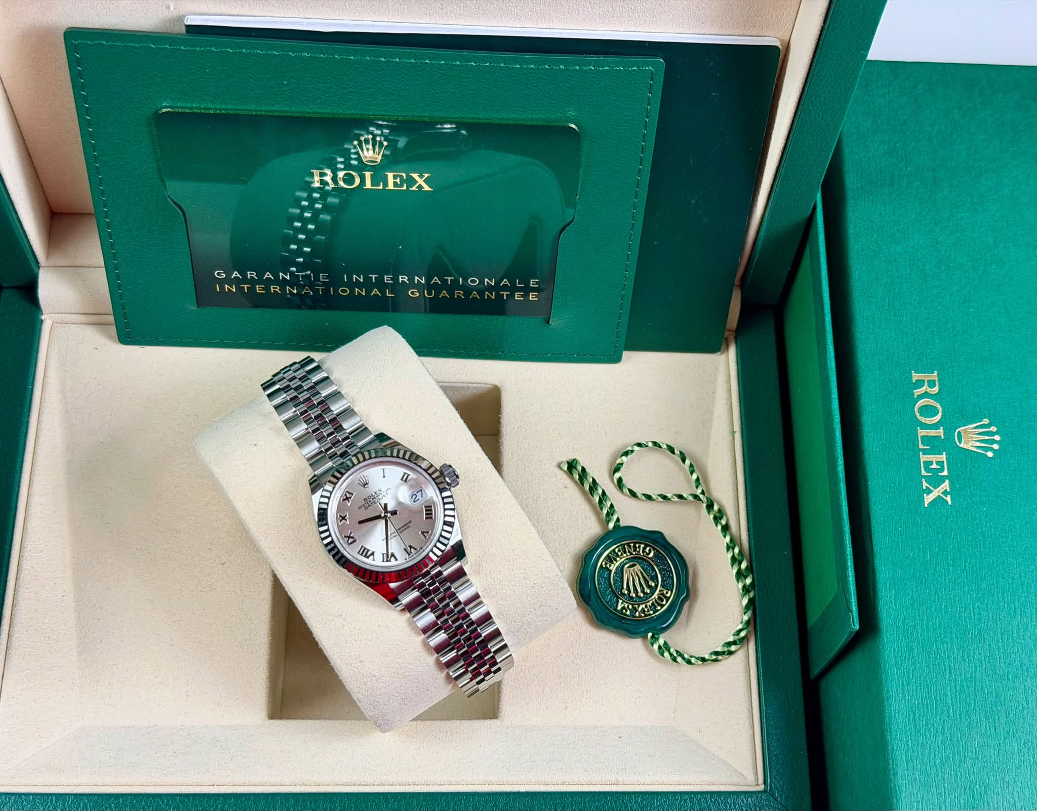 May be an image of wrist watch and text that says 'ROLEX GARANTIEINTERNATIONALE INTERN INTERNATIONALE GARANTI IONAL TIONALGUARANTE INTERINATIONALGUARANALE GUA ANTE E o 27 正意 4 + SP…