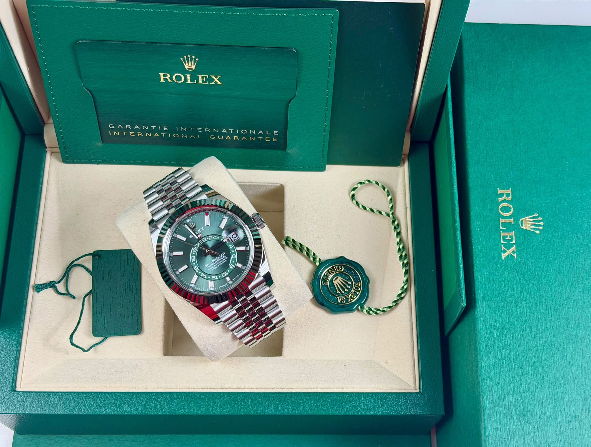 May be an image of wrist watch and text that says 'ROLEX GARANTIEINTERNATIONALE INTERNATION GARANTIE INT ERNATIONALE ERNA GUARANTEE INTERNATIONALGUARANTEE GUARA 3.24 سا D ROLEX…