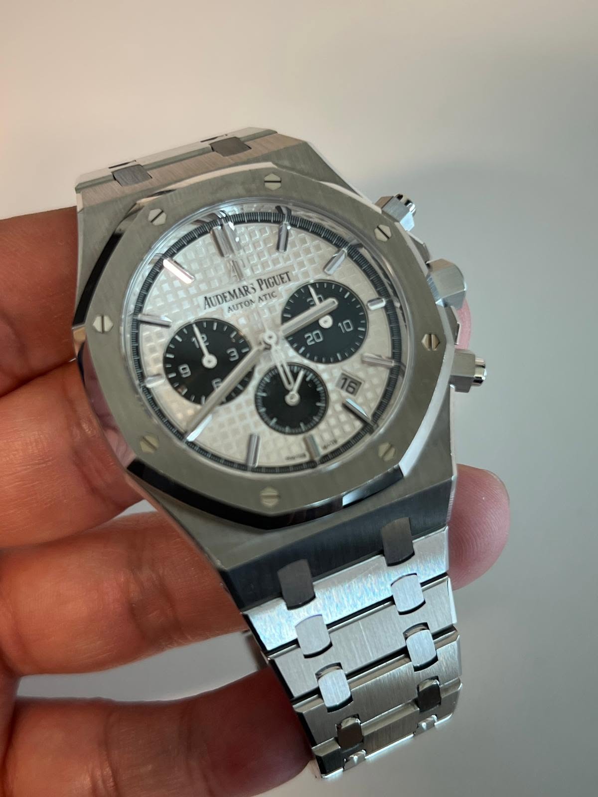 May be an image of wrist watch and text that says 'PIGUET AUDEMARS AUTON ATIC I / 0 5 3 20 V'