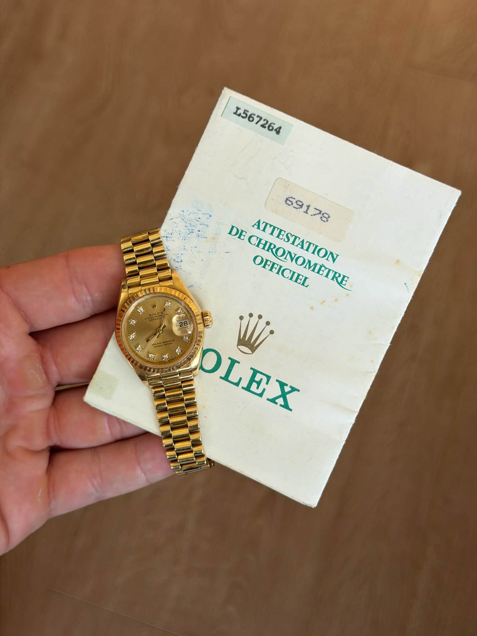 May be an image of wrist watch and text that says 'I567264 L567264 69178 DE CHRONOMETRE ATENISION ATTESTATION OFFICIEL OFFICIEL i OLEX'