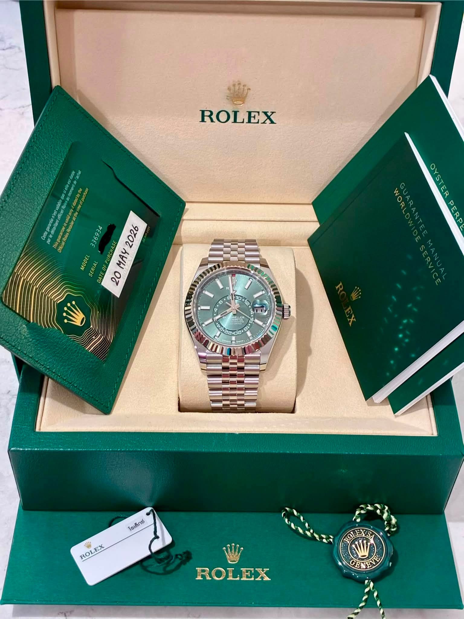 May be an image of wrist watch and text that says 'ROLEX ΜΟΘΕΣ SERIAL SE 20 ΜΑΥ OYSTER ١ はい ግር رب 5 DESN 前 โเล็กซ์ ROL ROLEX OUEXS W GENEVE ROLEX'