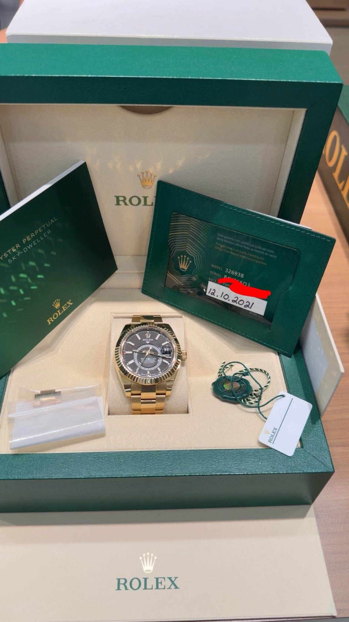 May be an image of wrist watch and text that says 'ROL O1 ROLEX / EE ROLEX ROLEX'