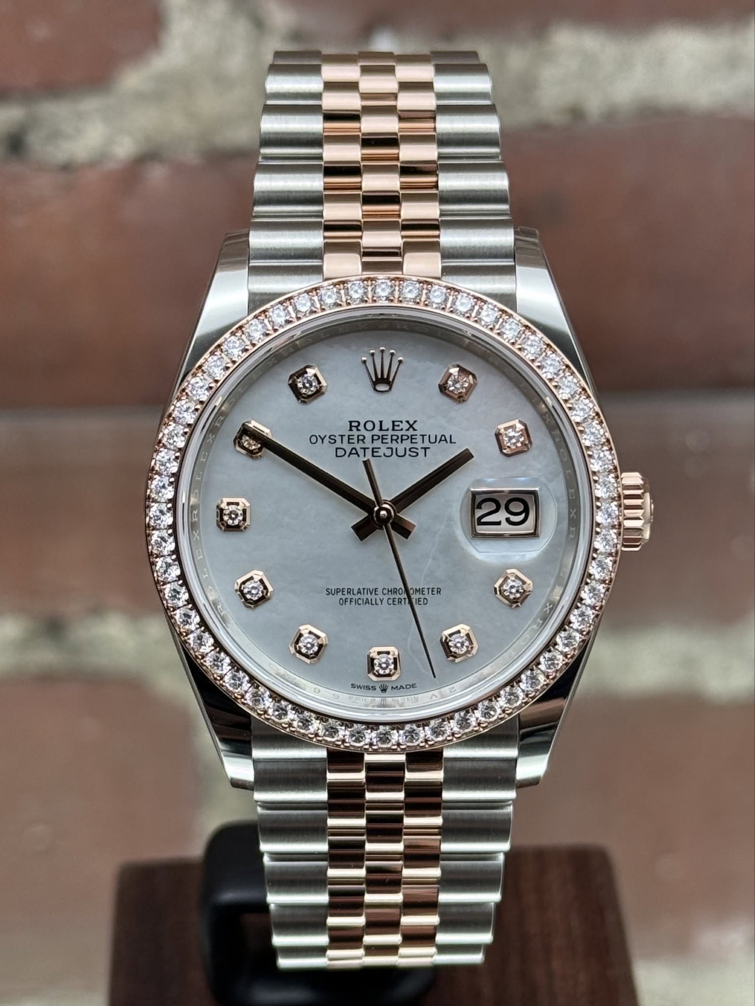 May be an image of wrist watch and text that says '1 た快 ROLEX OYSTERPERPE YSTERPERPETUAL TUAL OYSTE DATEJUST द 4O ្បិ SUPERLATIVE CHRON OMETER SULTMTE ER TE OFFICIALLY CERT TIED ED…