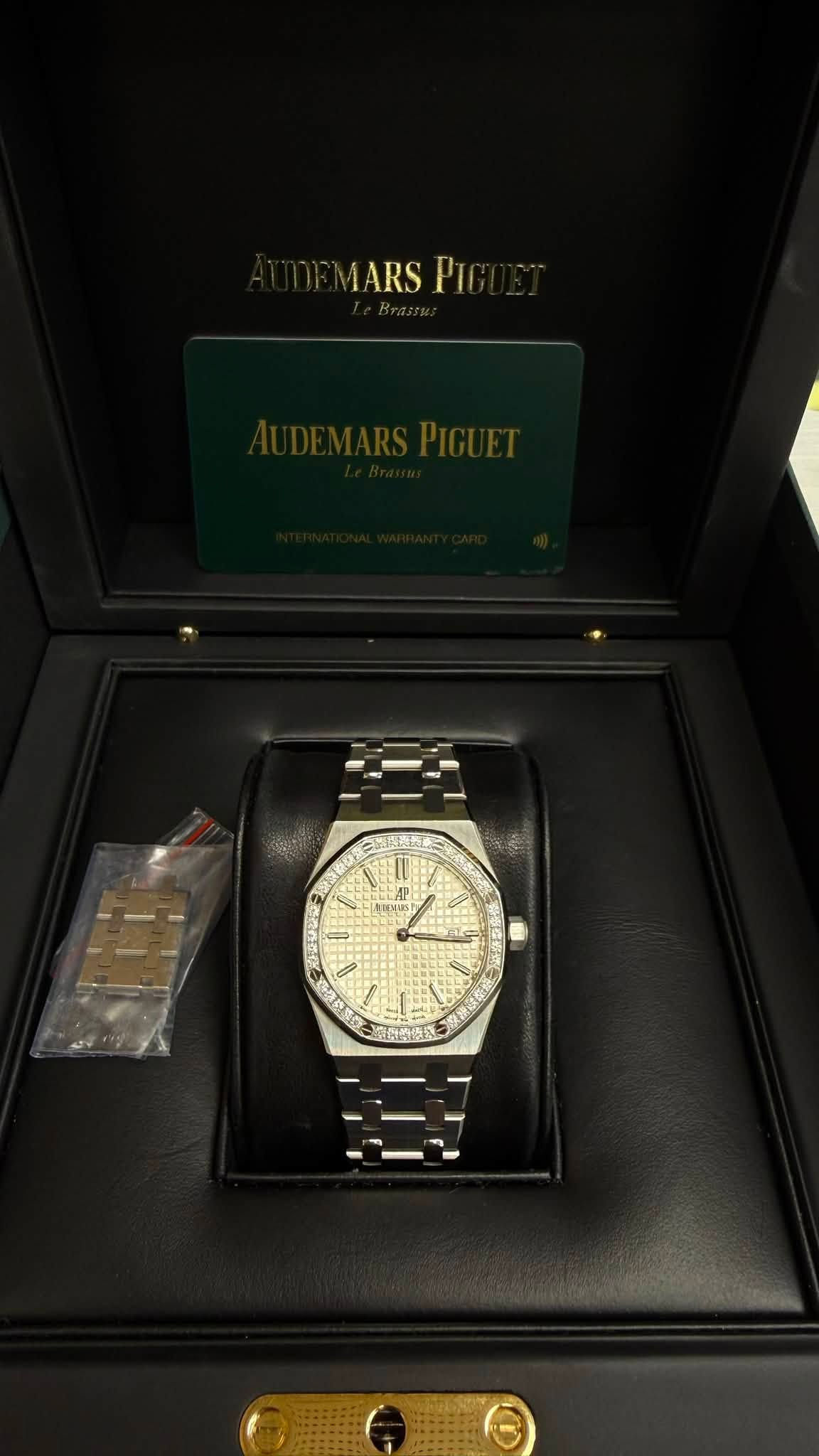 May be an image of wrist watch and text that says 'MARS MARSPIG PI II LAP AP AP # U'
