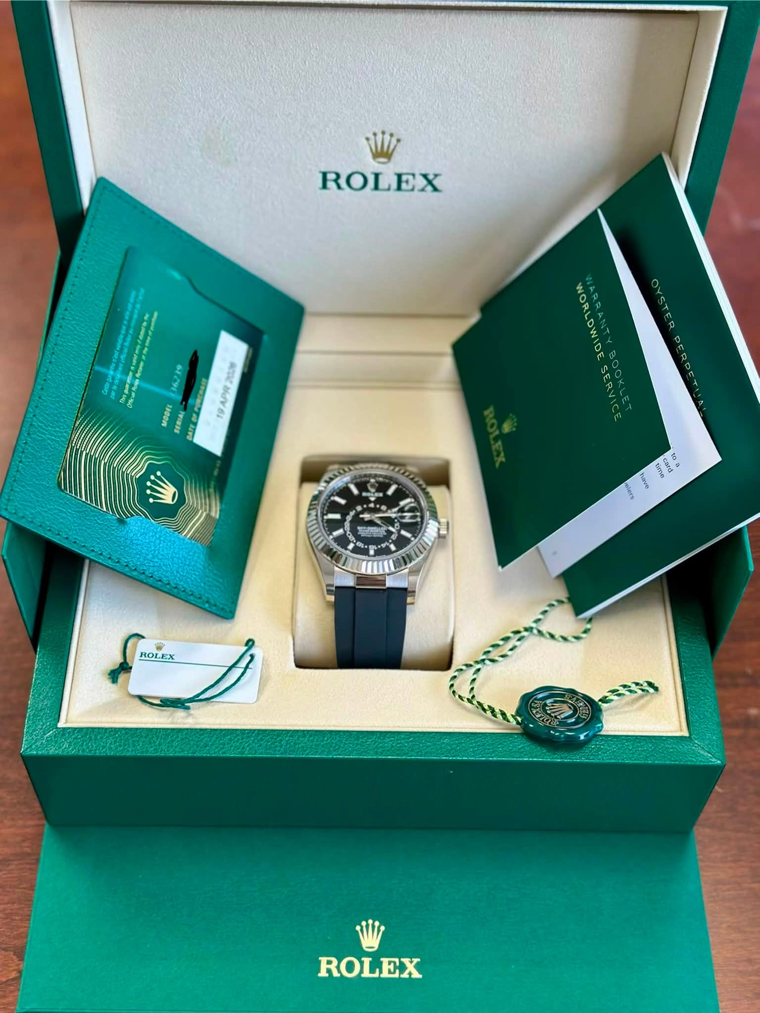 May be an image of wrist watch and text that says 'ROLEX 11619 MODES 기으원 19A BAP WORLDWIDE SERVIC - C ب " e นัพทร์ Jers ROLEX ROLEX'