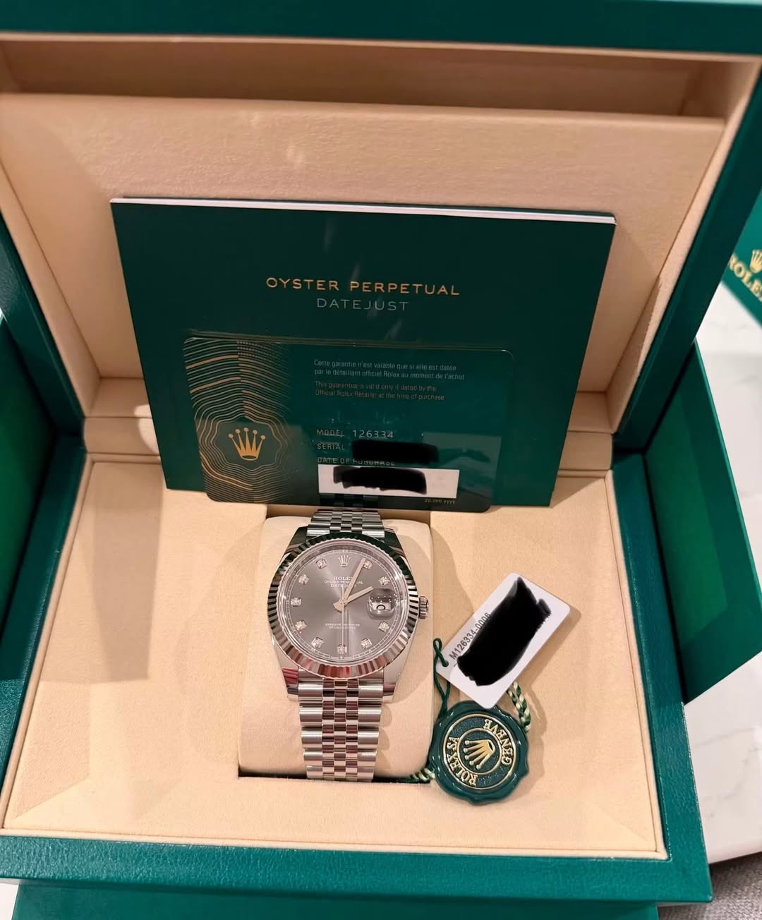 May be an image of wrist watch and text that says 'OYSTERPERPETUA RPETUAL OYST OYSTERP ROLE عب H D 华 春 លរ ف 후4 XI M12633 126314.000s boNOs HЛR M ዎን!!'
