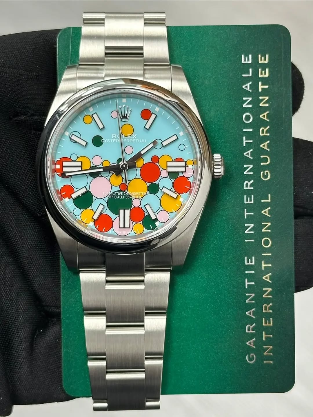 May be an image of wrist watch and text that says '紙 RO LEX YSTER TER ERPETUAL ETUAL P O UAO INTERNATIONALE NTERNATIONALE INTERNATI INTERNATIONAL INTERNAT IONALGUARANTEE GUARANTEE…