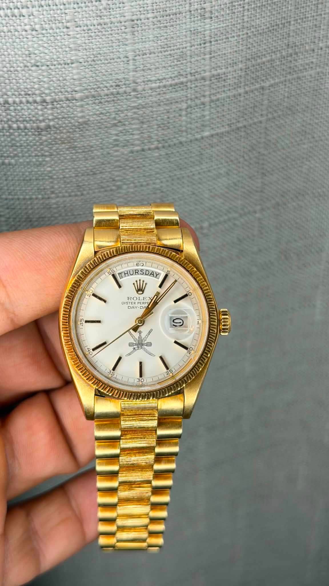 May be an image of wrist watch and text that says 'col 盒二 IHURSDAY ITHUR W ROLE OLE UISTER NSTERPERPE и DAY DAY ជន 15 O 9 အ်မ E 110000 O'