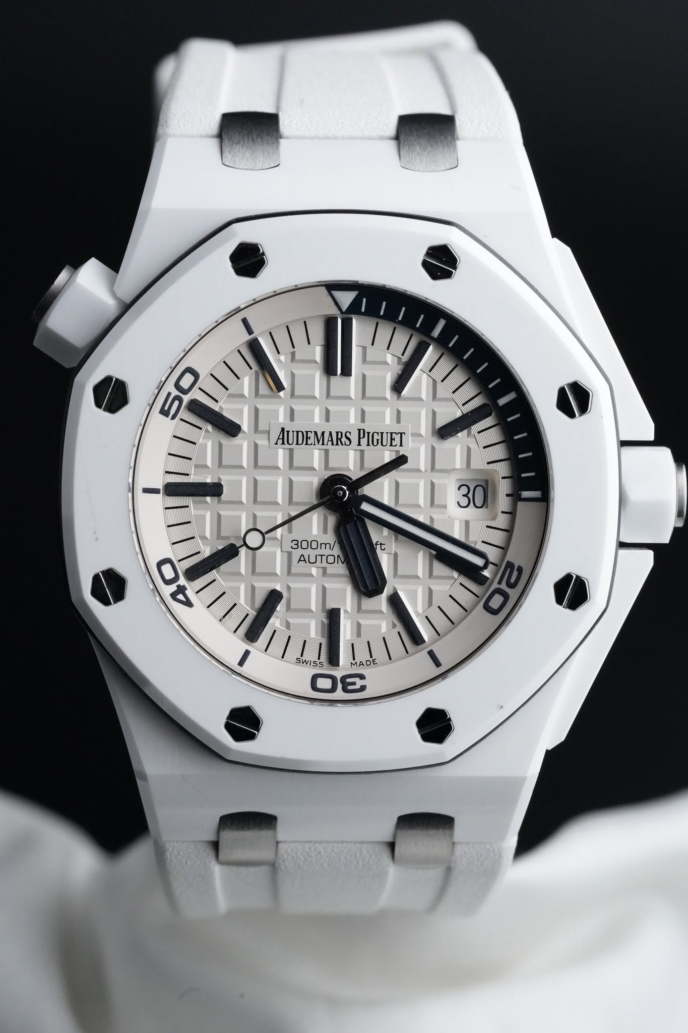 May be an image of wrist watch and text that says '50 5 AUDEMARS AUDEMARSPIGUET PIGUET O UIn!! SWISS 300m/ 40 AUTON 30'
