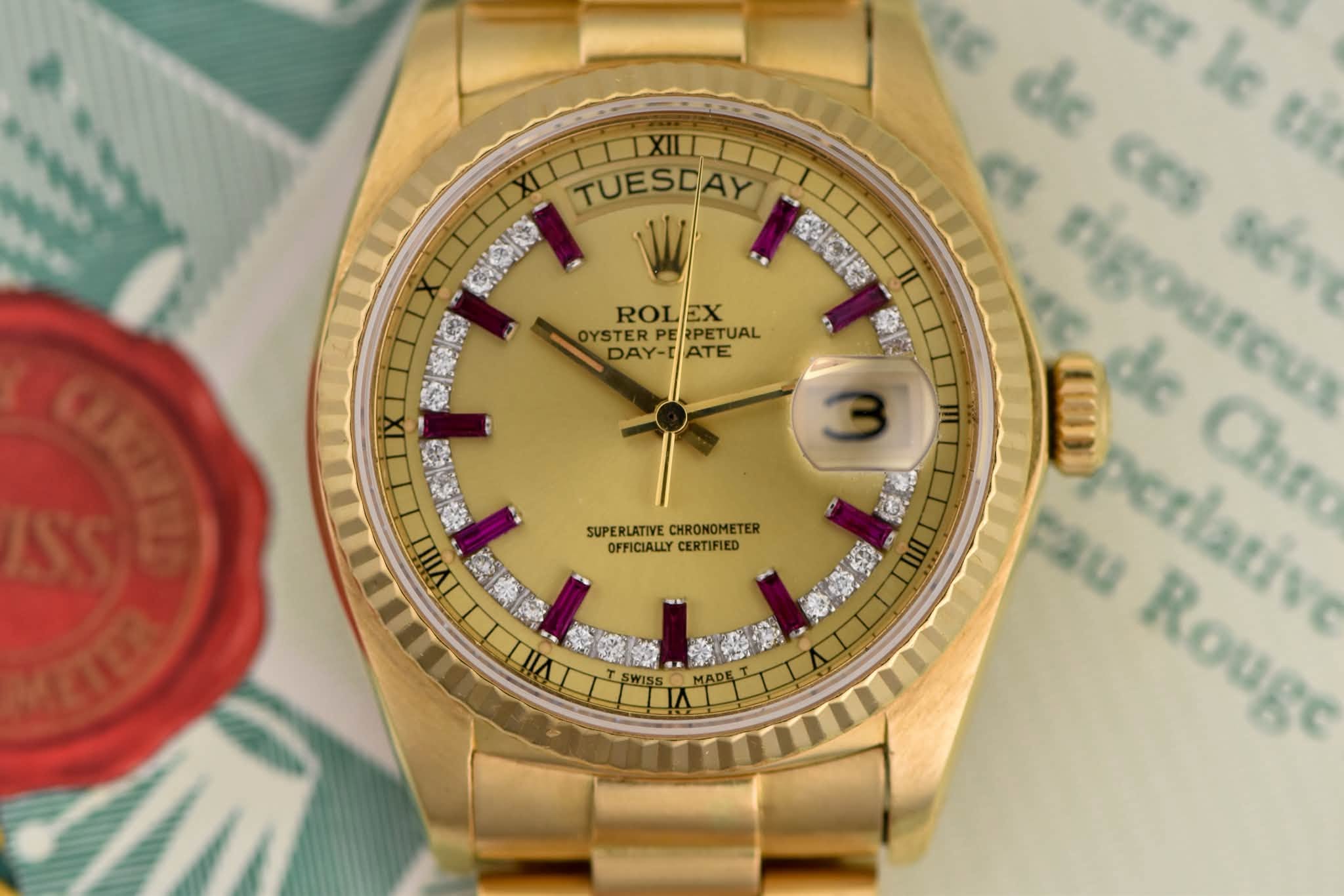 May be an image of wrist watch and text that says 'TUESCAY TUESD የ W 勝 感灣酒 0 ROL ROLEX EX OYSTERPE PETUAL DAY-T DAY-IATE ATE 海临 SUPERLATIVE SUPERLATIVECHRONOMETER…