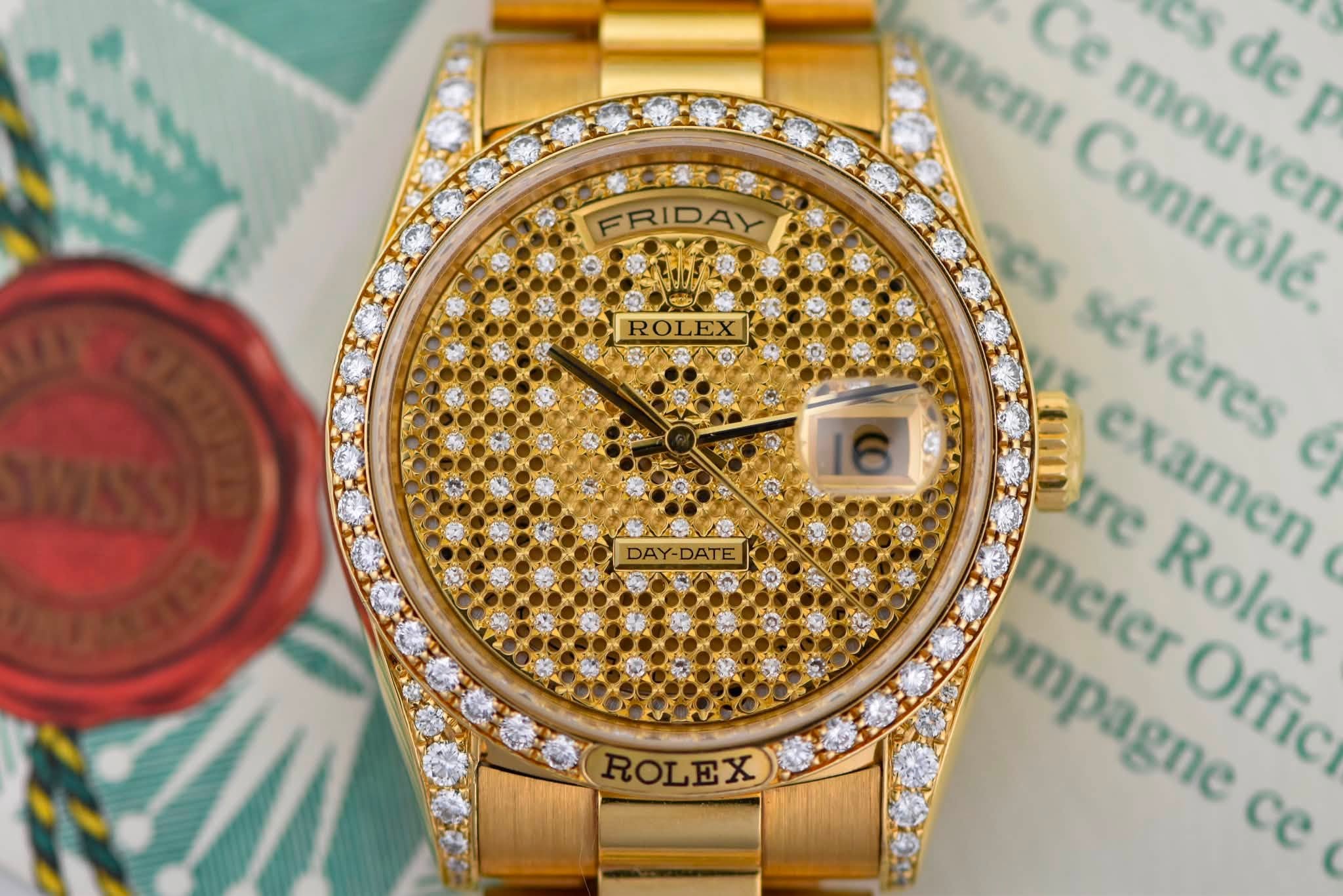 May be an image of wrist watch and text that says 'FRIDAY ROLEX DAY-DATE sment Ce Contrőlé Πιουχει de Cantrola क t0 sévères ArDITe re examen cxamen meter Rolex Ppopuилa ompagne…