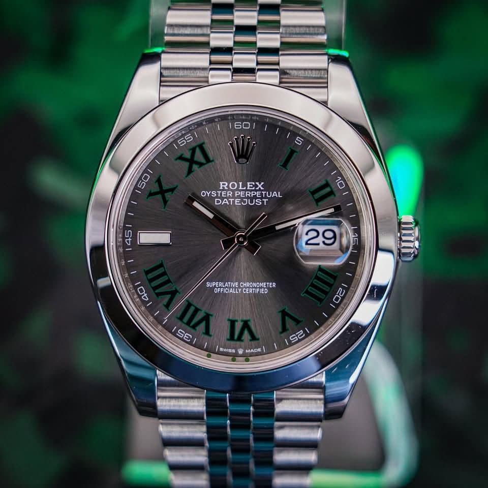 May be an image of wrist watch and text that says 'KyИAAИEИKR ROLEX OYST OYSTERPER ERPERPETUAL TUAL DATEJUS SUPERLATIVE SUPRLTA OFFICIALLY.CERTIFIED TIVE CHRONOMETER CERTIFIED 20…