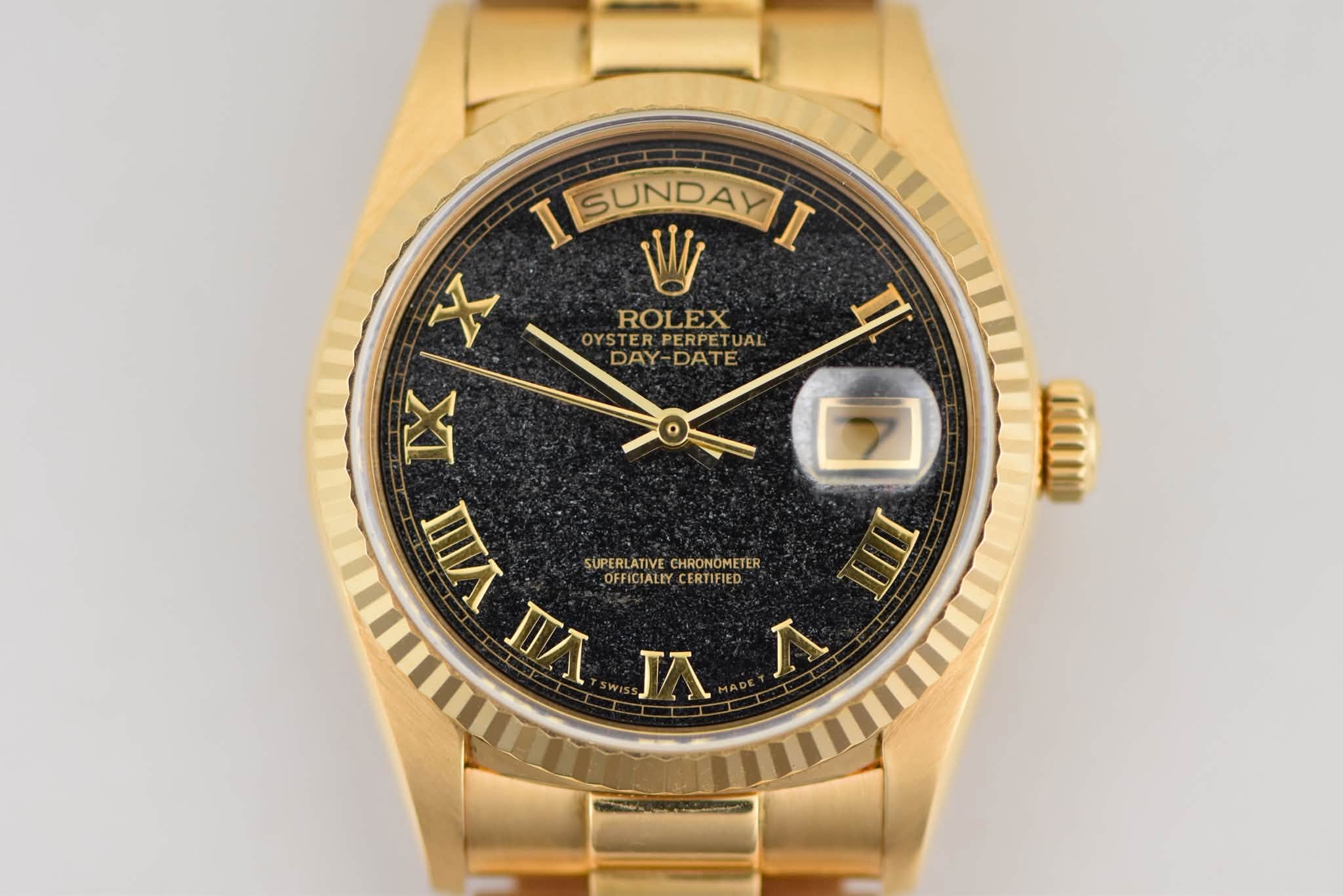 May be an image of wrist watch and text that says 'ISUNDAYI I A W ROLEX OYST DYSTER PERPETUAL PERPETU/ I DAY-DATE DAY DATE ピ A SUPERLATIVECHRONOMETER SUPERLATIVE CHRONOMETER…
