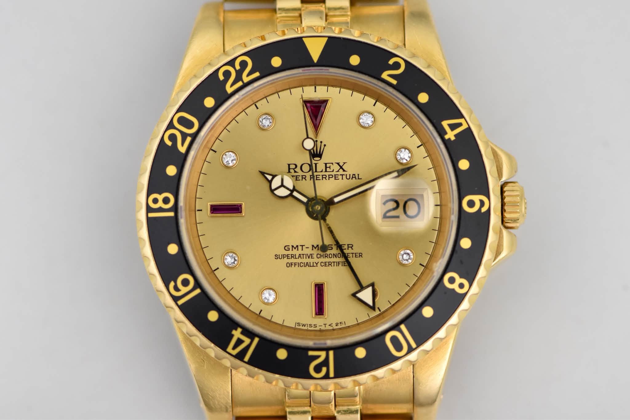 May be an image of wrist watch and text that says ' ROLEX ERPERPETUAL ER 樂 18 茶 20 20:9 6 แพิม GMT- ER SUPERLATIVE SUPERLATIVECHRONONETE CHRONO ETER OFFICIALLY OFFICIALLYCERTIFIE…