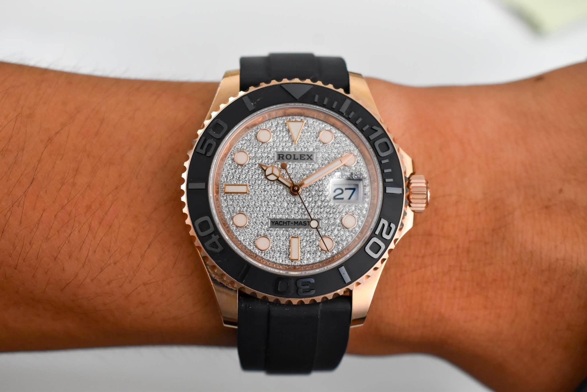 May be an image of wrist watch and text that says '27 SO au 20'