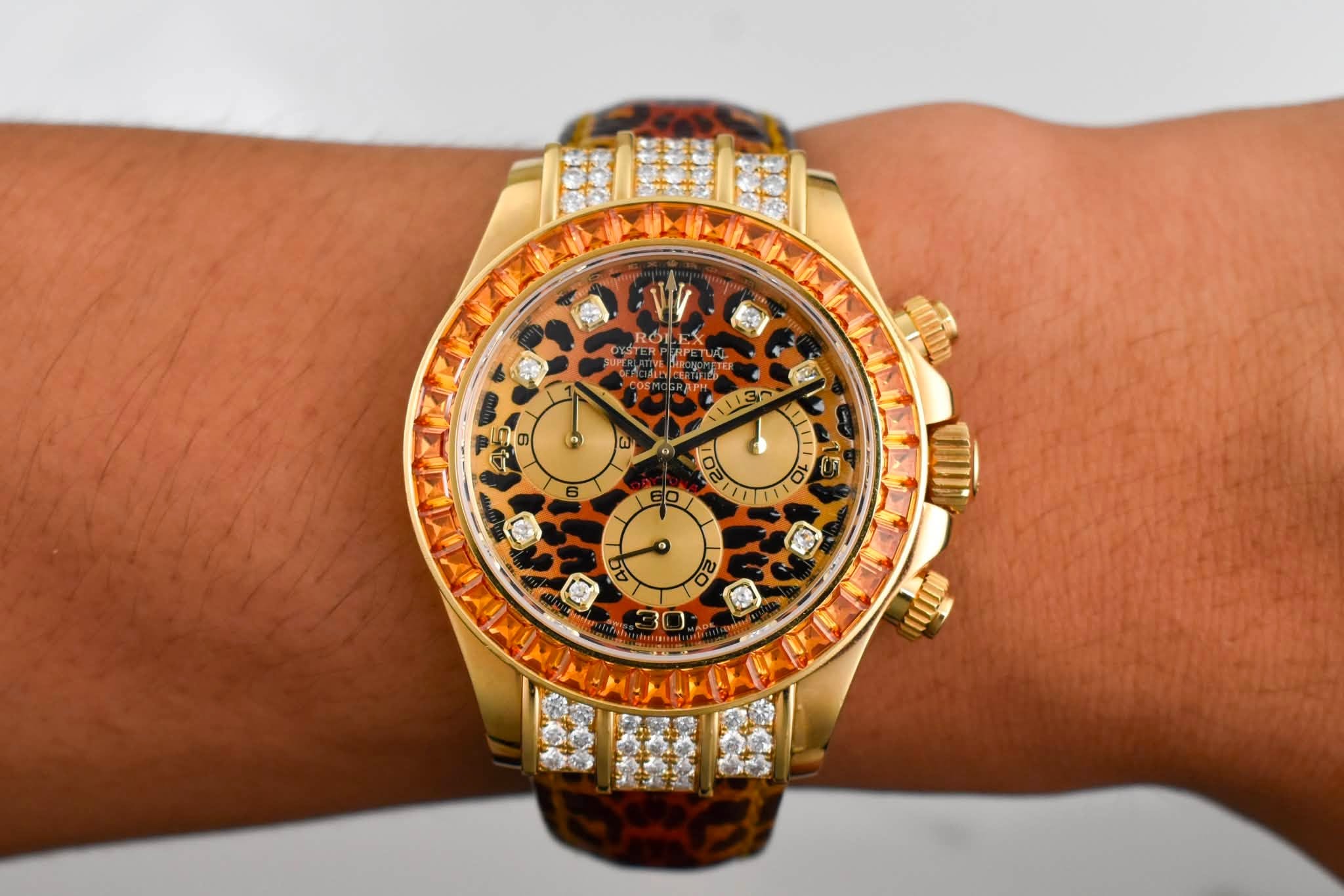 May be an image of wrist watch and text that says '1 0O な IIE 10 5 O 02 በ NIIH'
