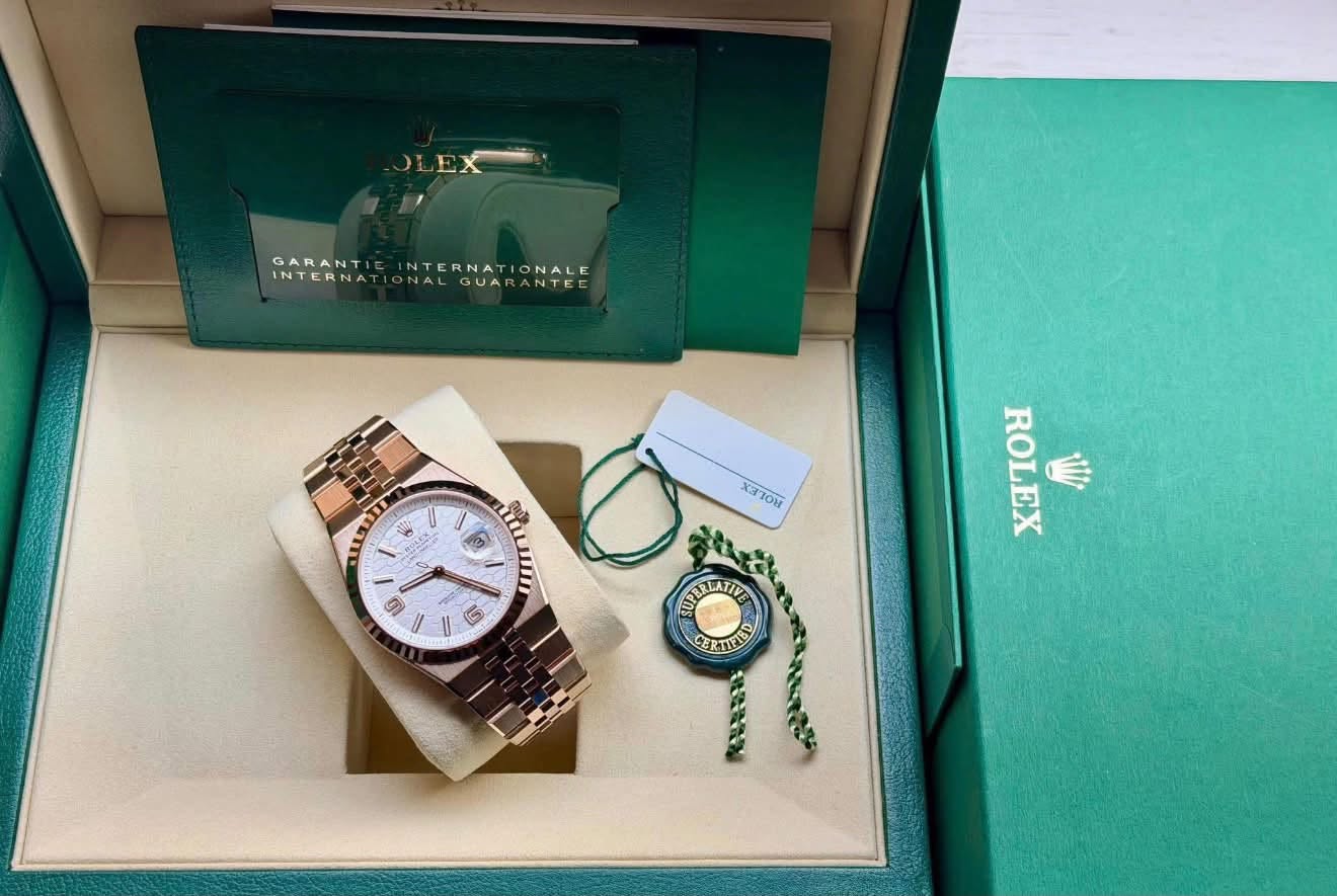 May be an image of wrist watch and text that says 'GARANTIEINTERNATIONALE INTER GARANTI INTERNA NTERNATIONALE NTERNAT TIONALE NALGUARANTEE INTERNATIONALQUARANTEE NAL DE 31 xaTom…