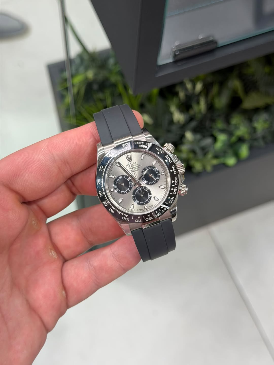 May be an image of wrist watch and text that says '69 UMIT HOUR 70 ዩር 局 C SEC e 3 هل n S S 4 ክ RO ۵ ሁ 業街 BC 0 160 7日 80 85 0ት 8 G BOY မေ DE'