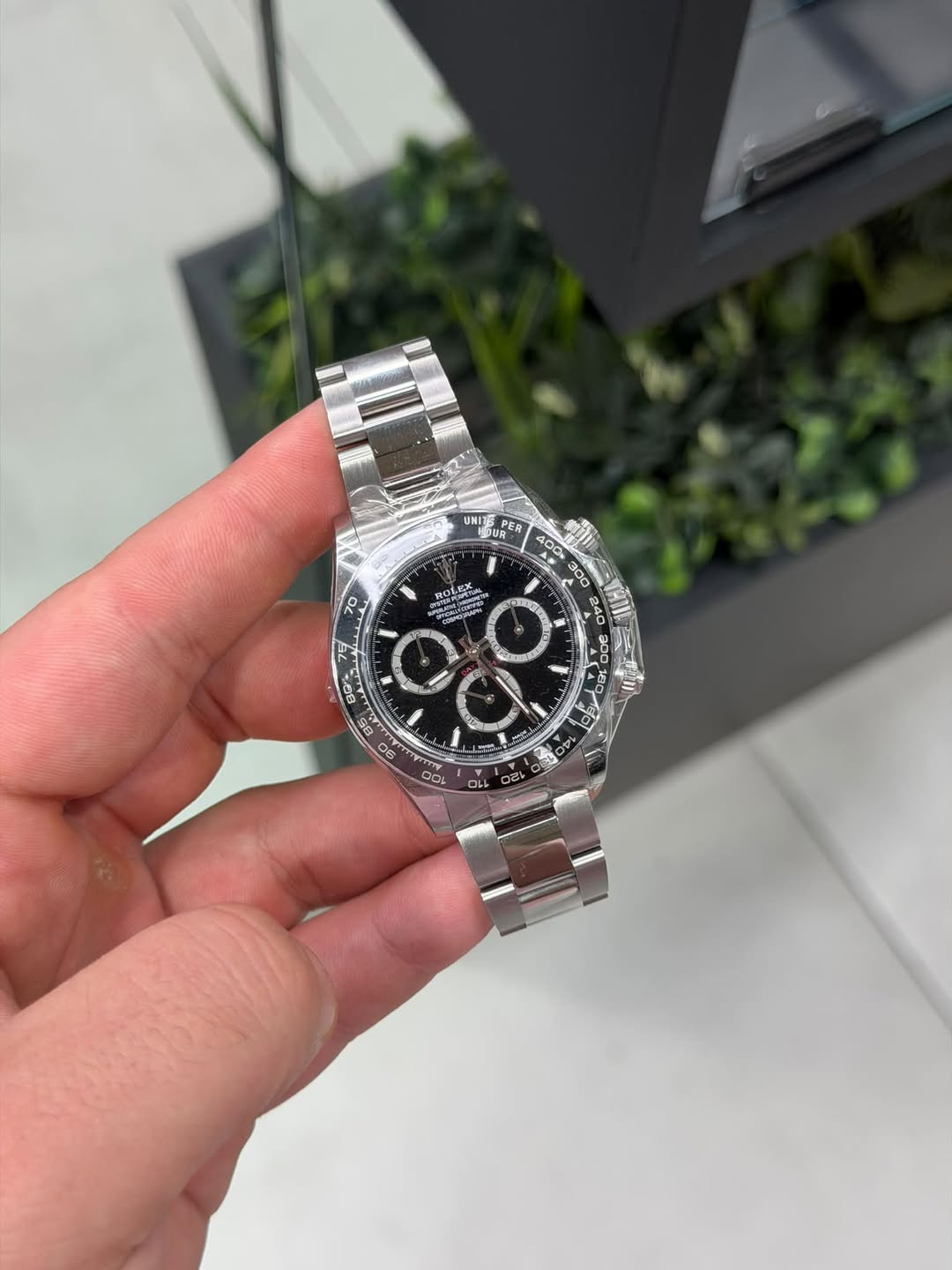 May be an image of wrist watch and text that says 'UNITE PER 70 ا 40O 30C 300 240 a00 Mika 獎 2 M V W रर N 93 عم a0 O16 0EL'