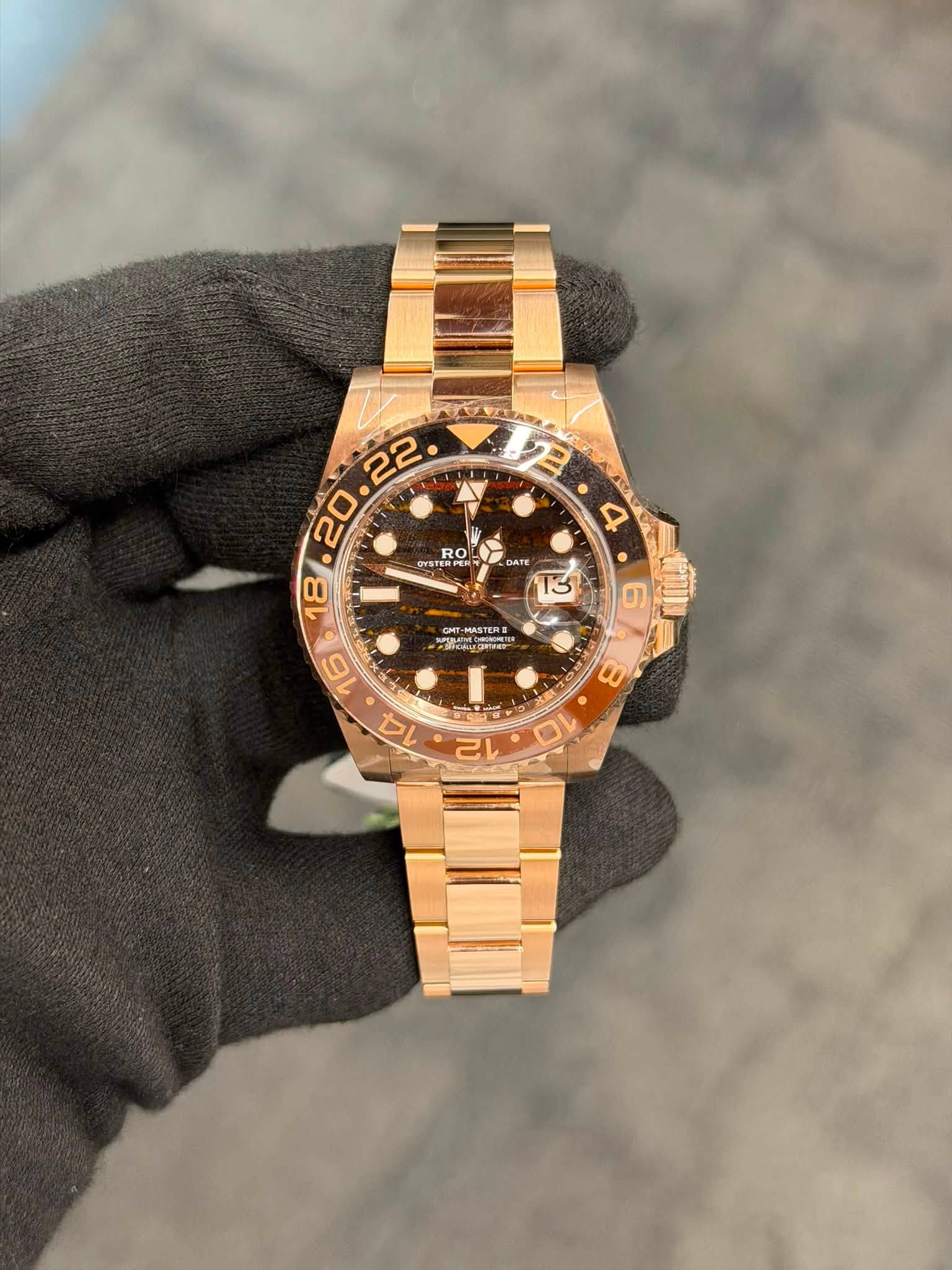May be an image of wrist watch and text that says '22 20 8 F 4S4 4 OVSTERP RO RO DATE 13 HE-MASTERS בר'