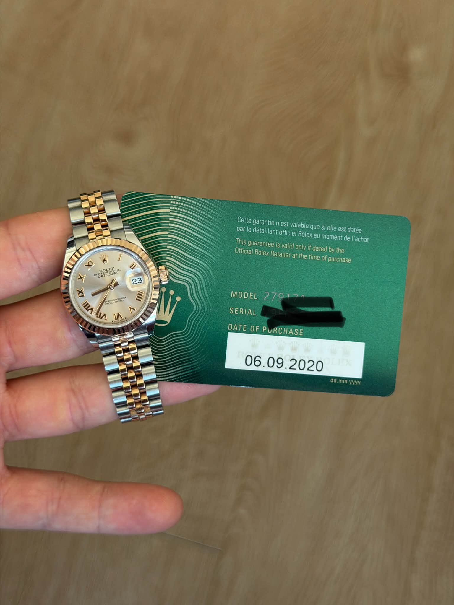 May be an image of wrist watch and text that says 'XI 45 Certe garantie est valable Que es datée par letagranteriataea detaill officiel mament achat uarantee Otficial Hatailar…